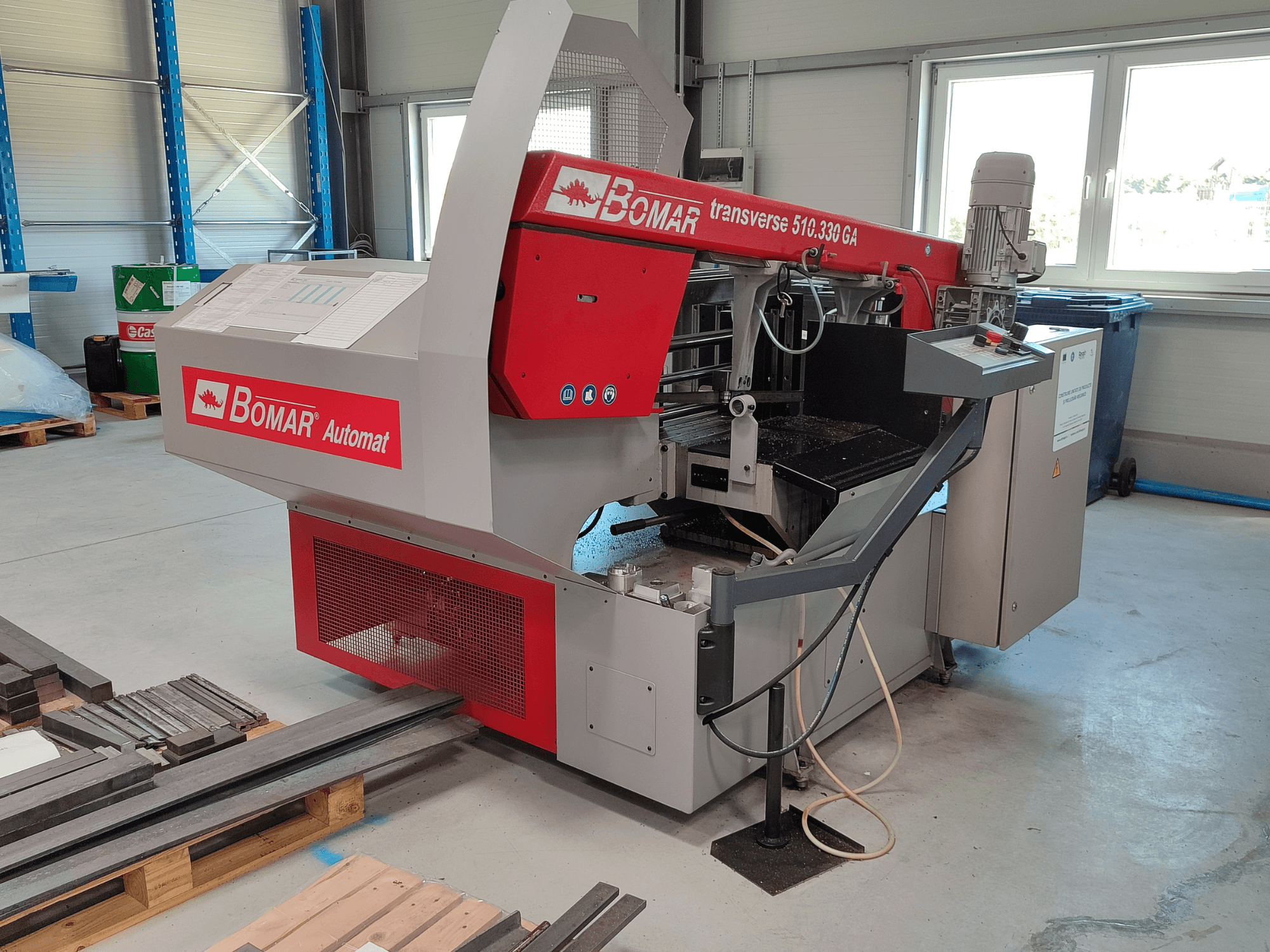 BOMAR Automat transversal 510.330 GA, vista lateral da máquina de corte de metal com painel de controlo e coletor de serradura.