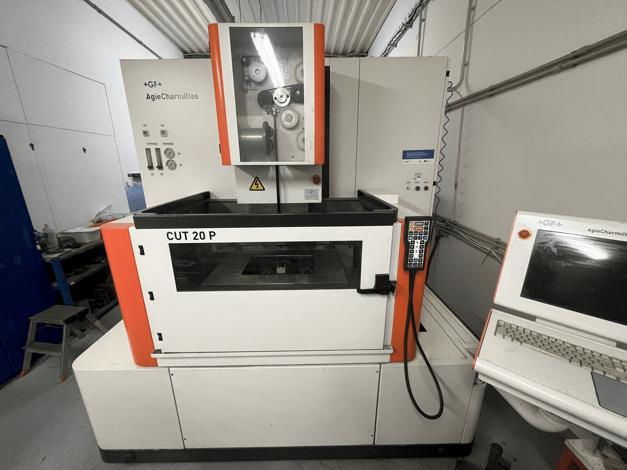 Vista Frontal da AgieCharmilles CUT 20 P máquina