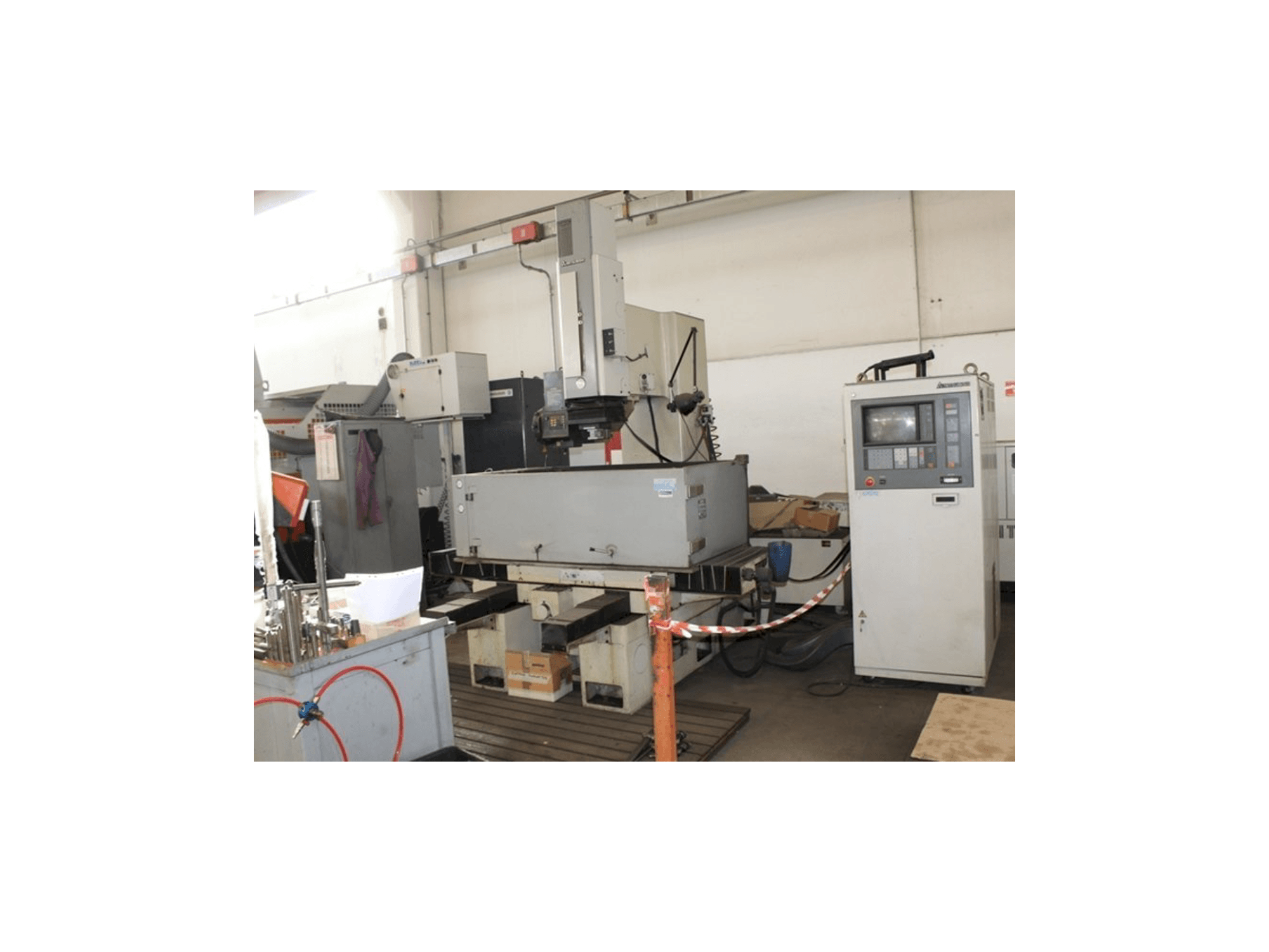 Vista Frontal da Mitsubishi M65J máquina