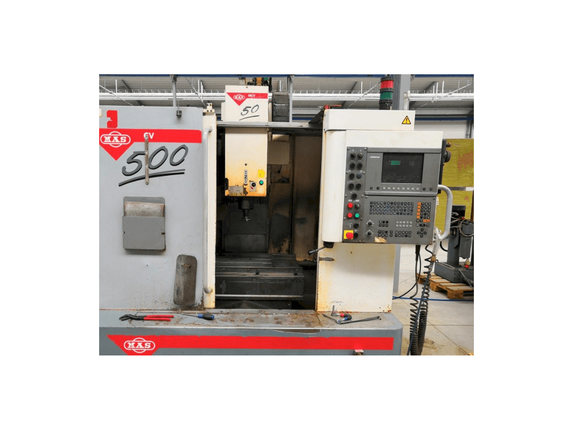 Vista Frontal da KOVOSVIT MAS MCV 500 CNC máquina