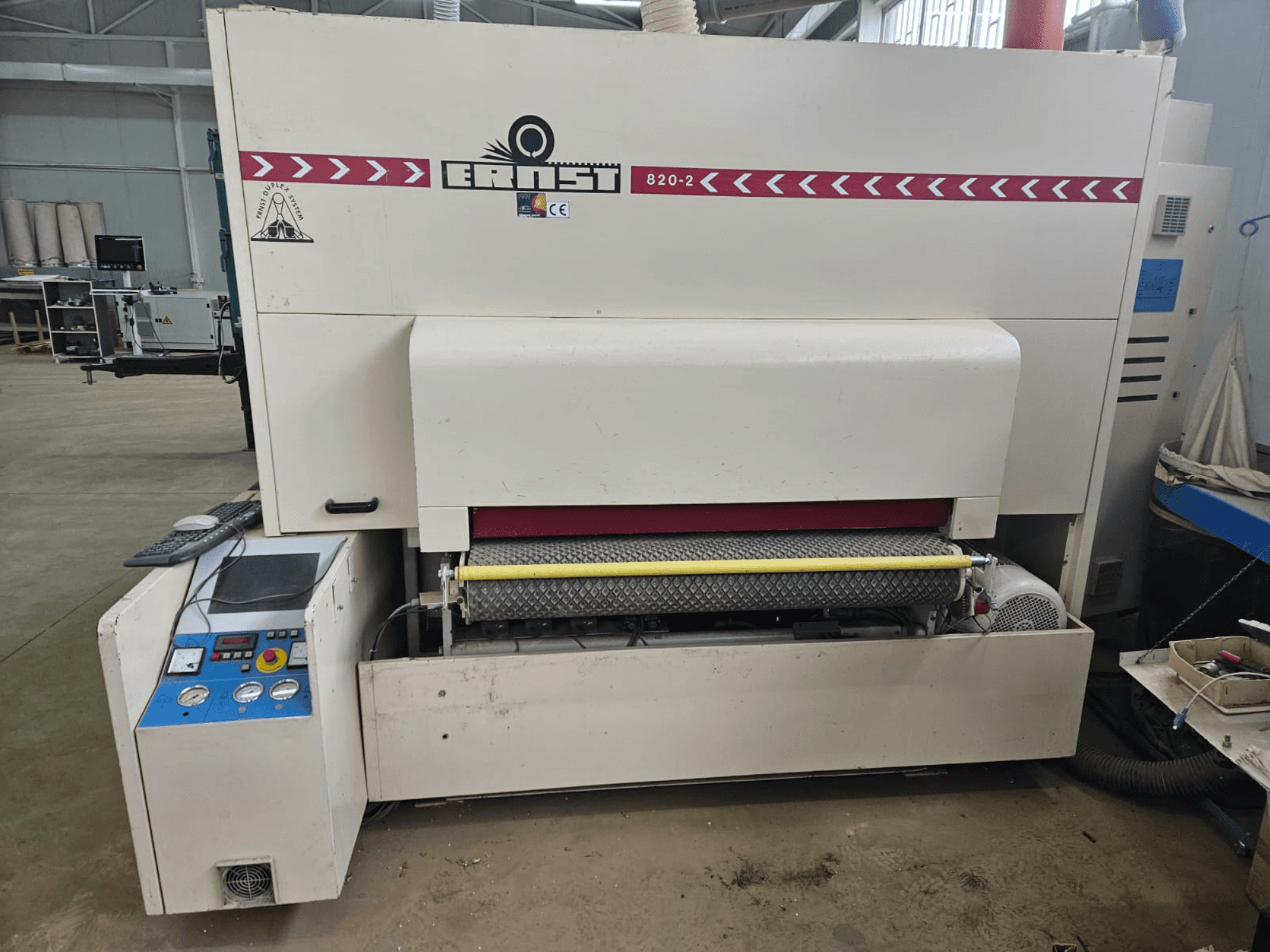 Máquina de processamento de madeira Ernst 820-2, vista frontal, com painel de controlo e rolo amarelo na alimentação.