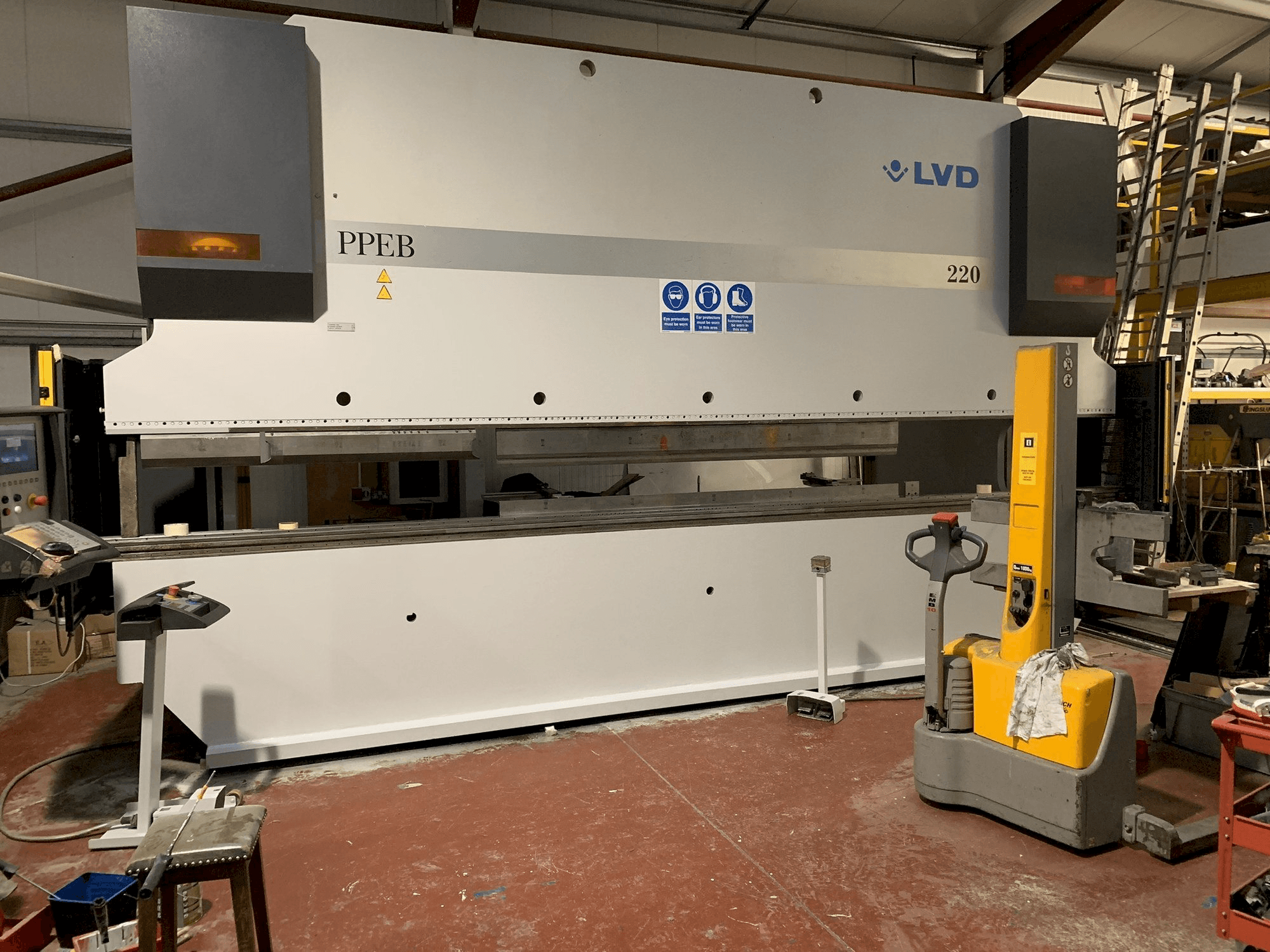 Vista Frontal da LVD PPEB 220/6100 máquina