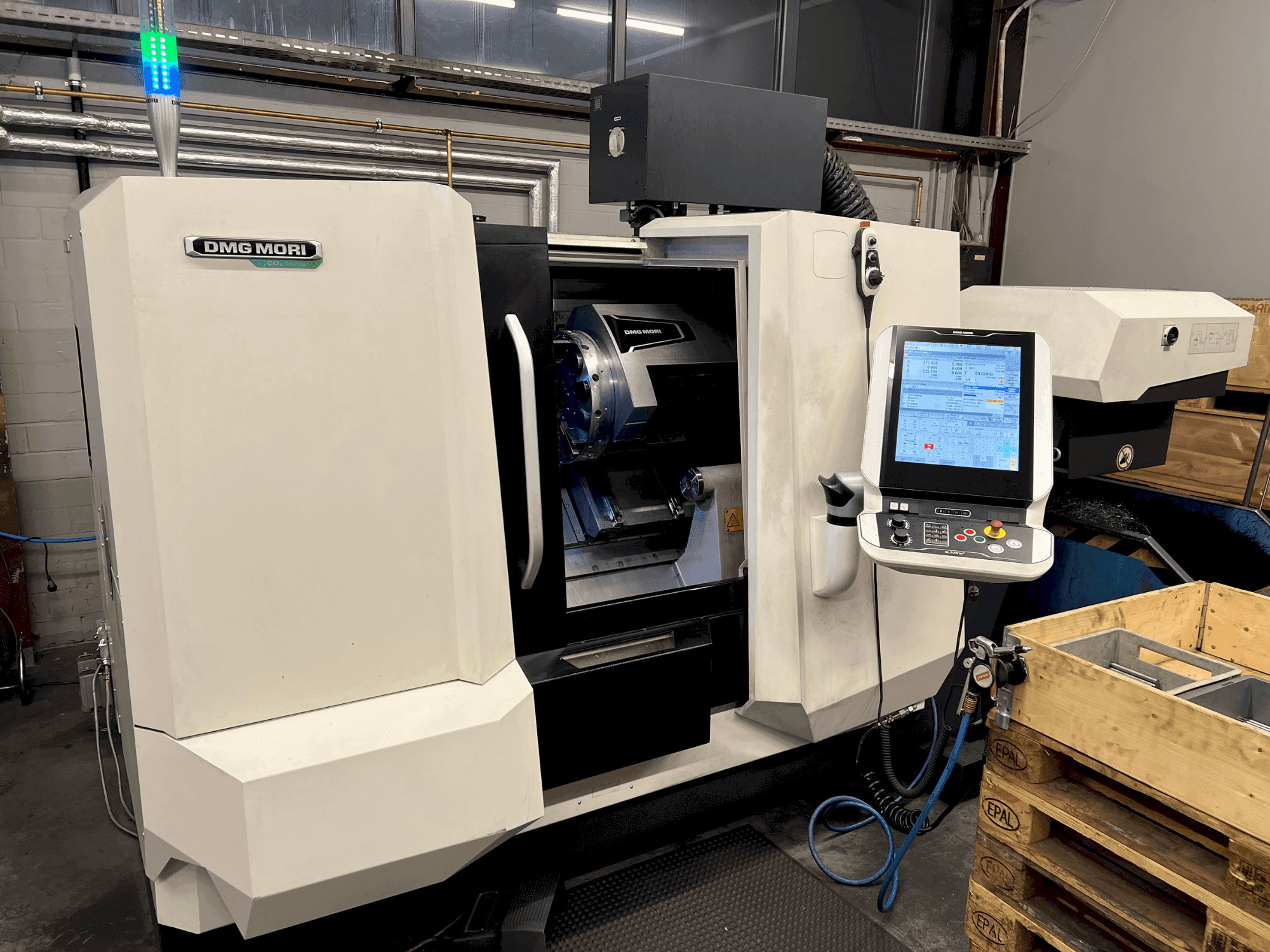 Vista Frontal da DMG MORI CLX 350 V4 máquina