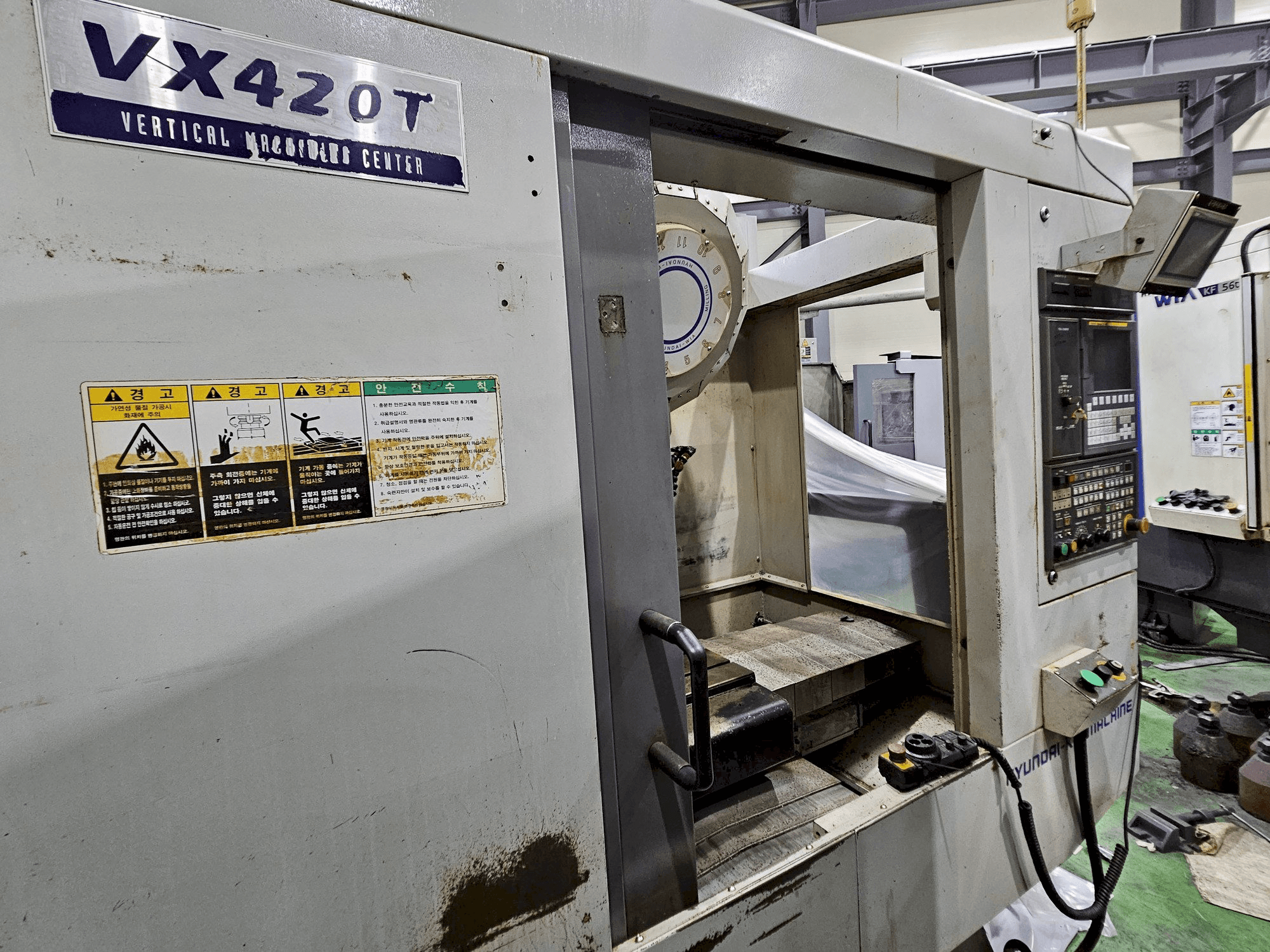 Vista Frontal da Hyundai Wia VX420T máquina