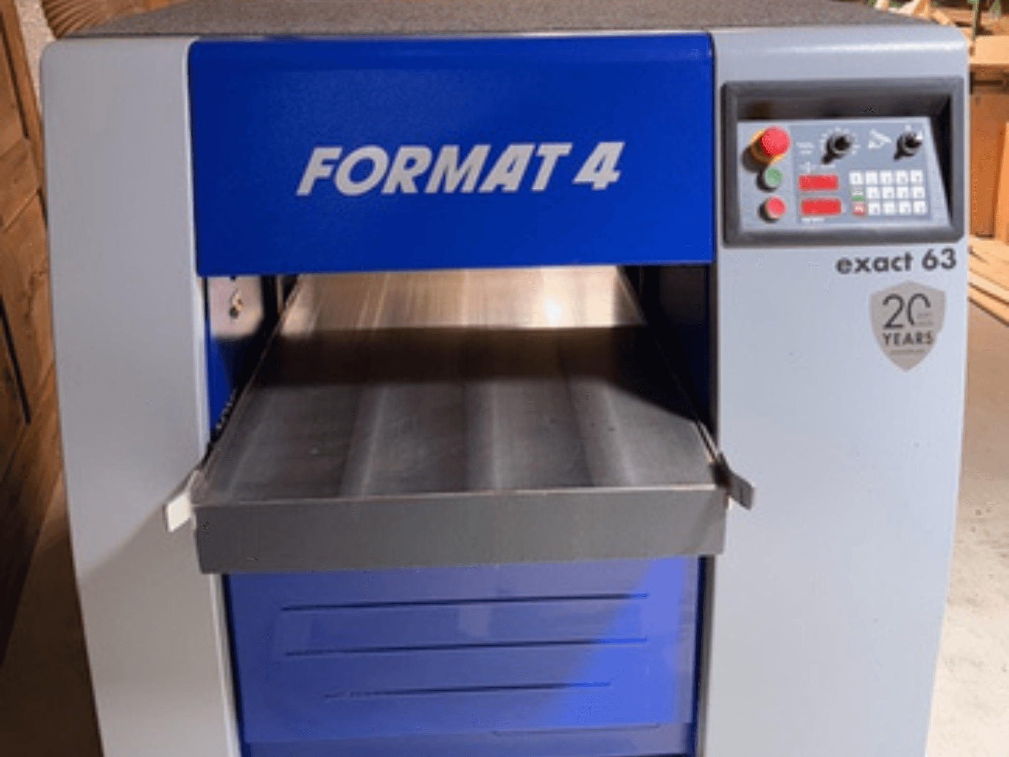 FORMAT 4 Plaina para madeira Exact 63, vista frontal, com uma mesa de alimentação metálica e um painel de controlo com botões e visores.
