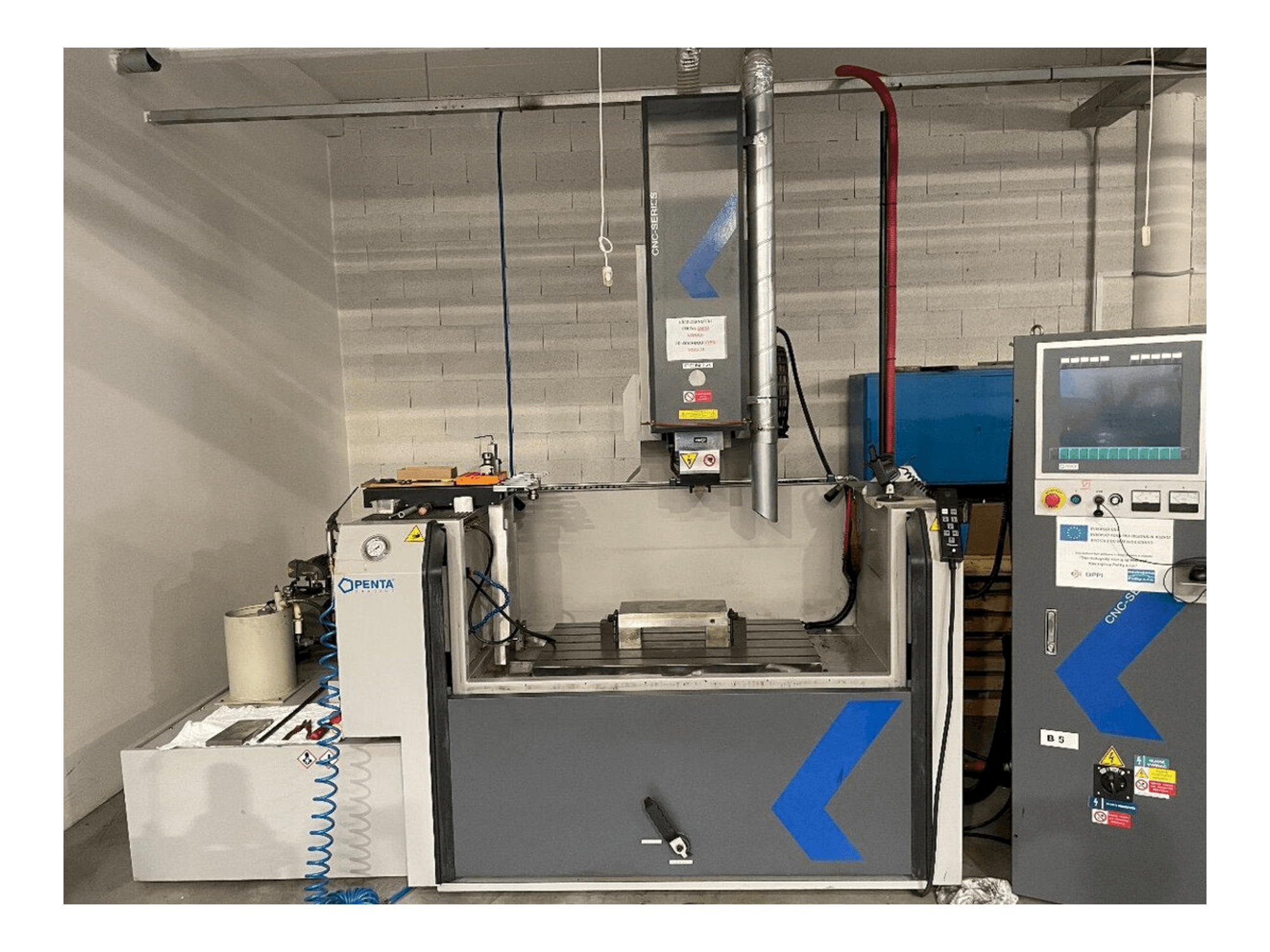 Vista Frontal da PENTA 650G CNC máquina