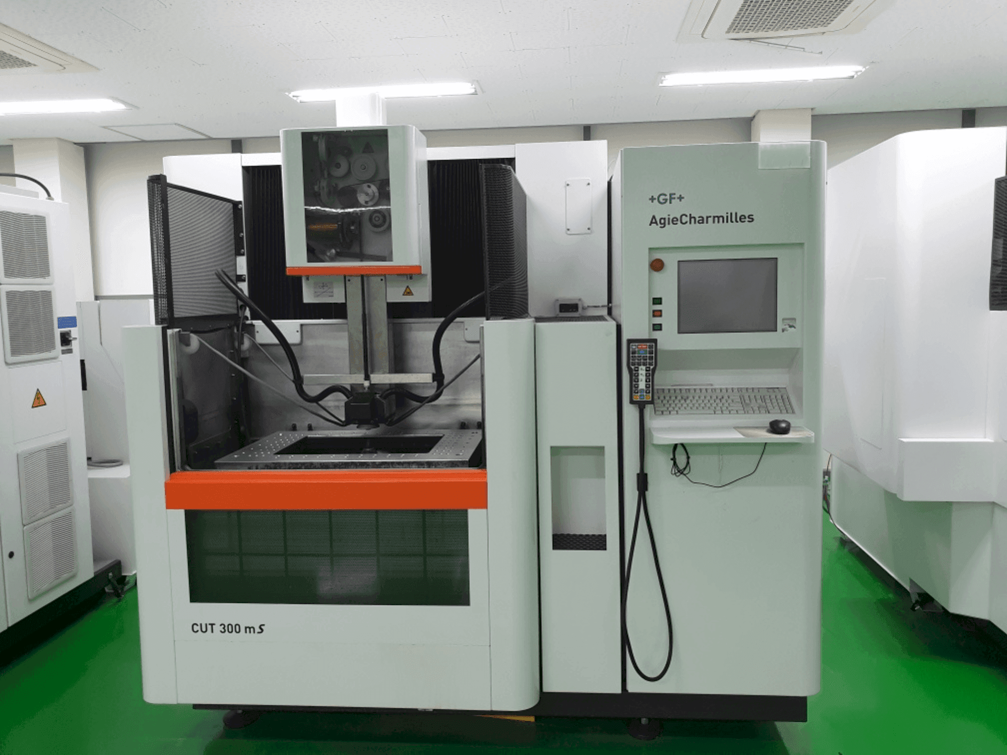 Vista Frontal da AgieCharmilles CUT 300MS máquina