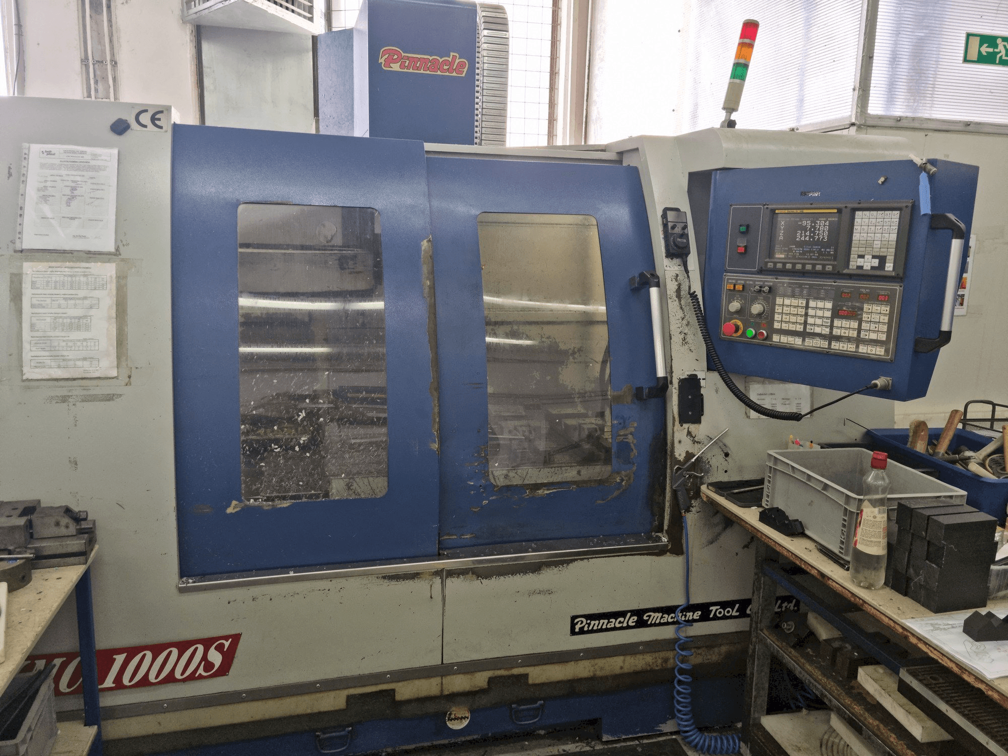 Vista Frontal da Pinnacle VMC1000S máquina