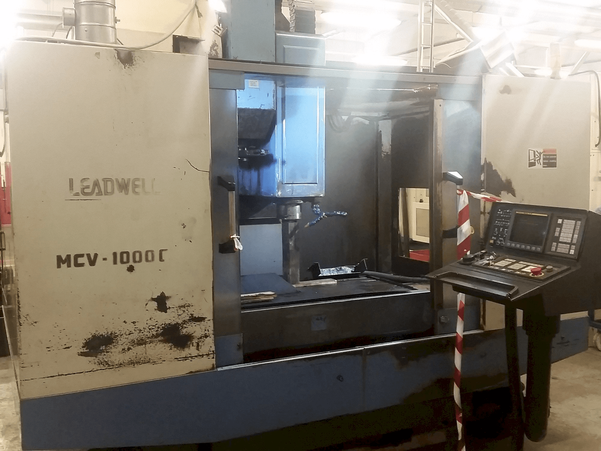 Vista Frontal da Leadwell MCV-1000CR máquina