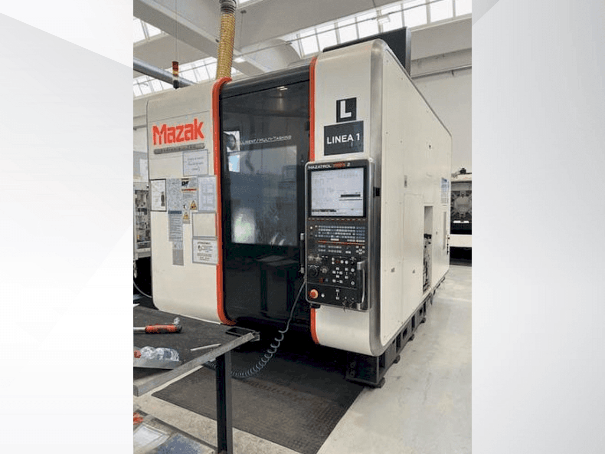 Vista Frontal da Mazak VARIAXIS I 700 máquina