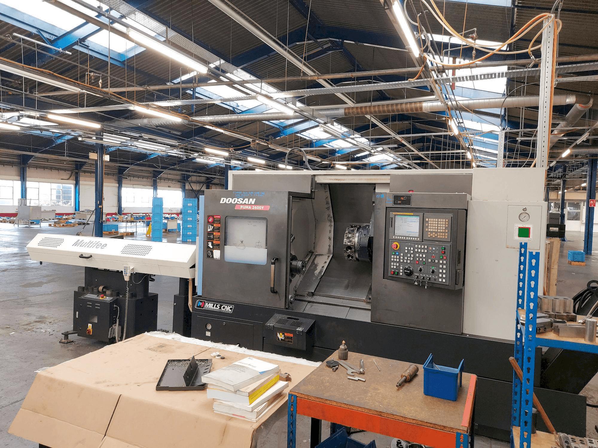 Vista Frontal da Doosan Puma 2600Y máquina