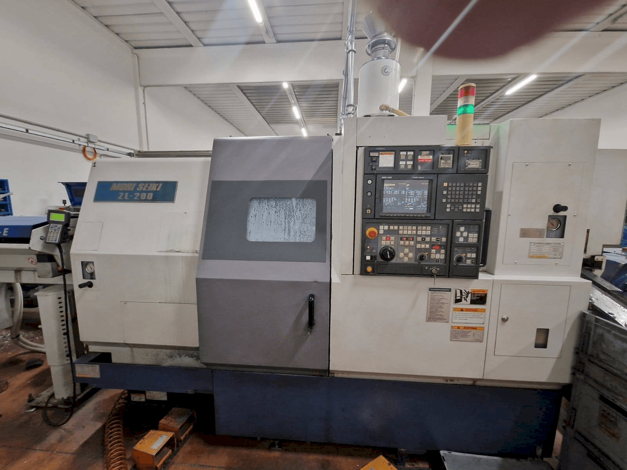 Vista Frontal da MORI SEIKI ZL-200SMC máquina