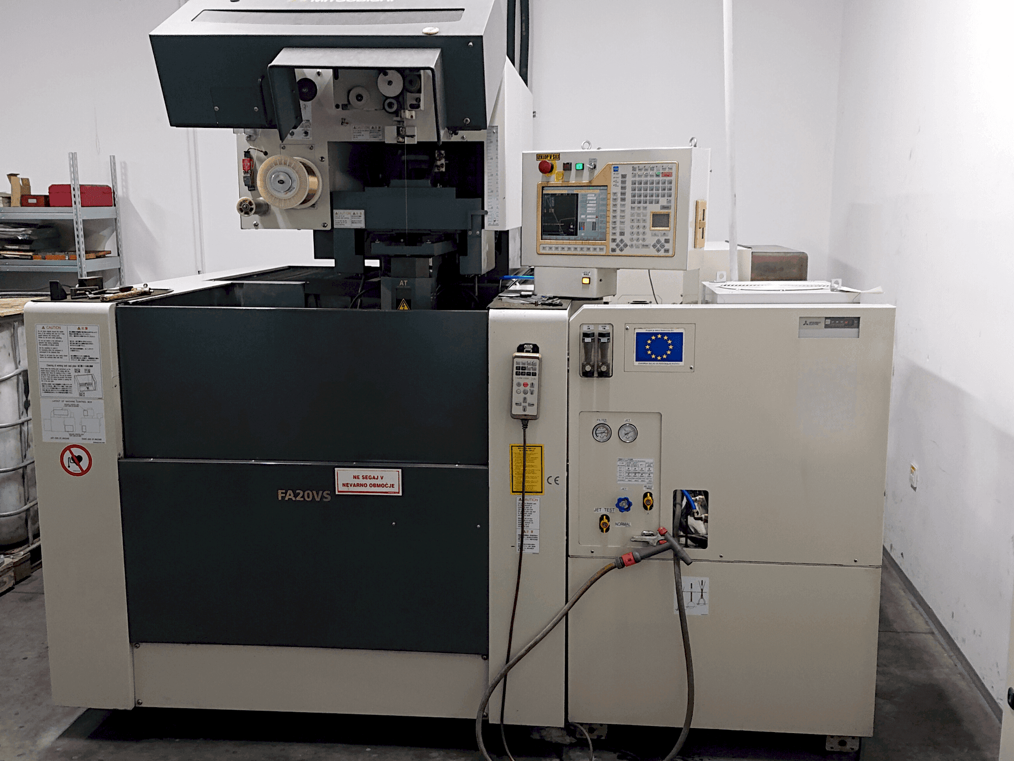 Vista Frontal da Mitsubishi Electric FA20-VS máquina