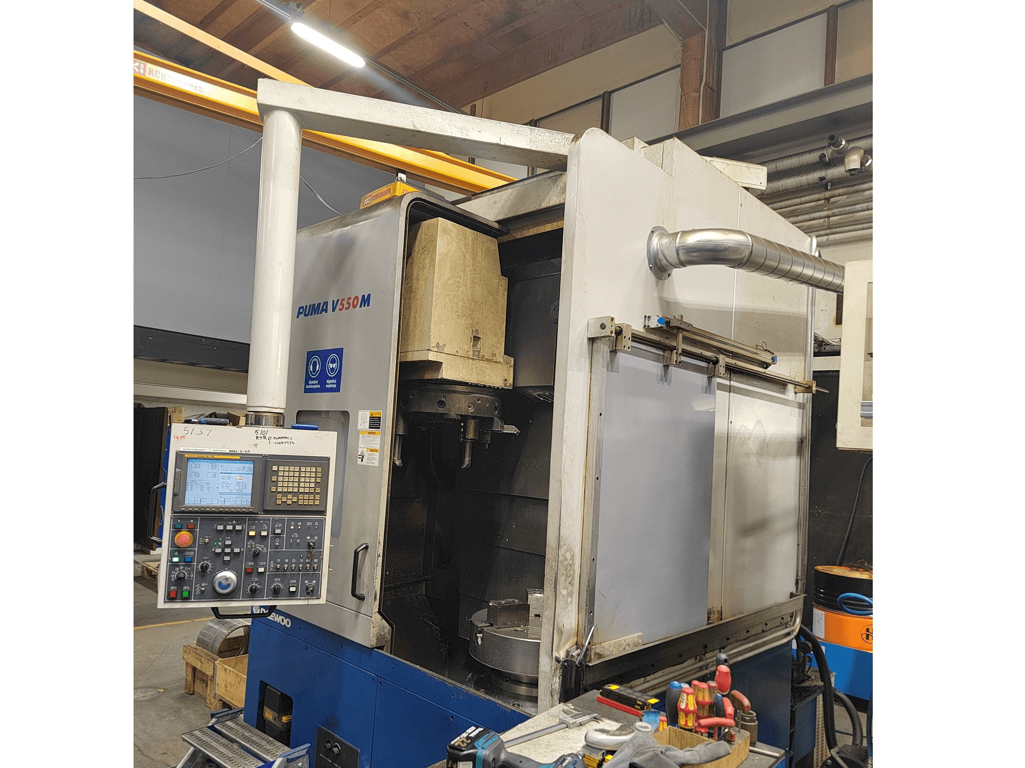 Vista Frontal da Doosan Puma V550M máquina