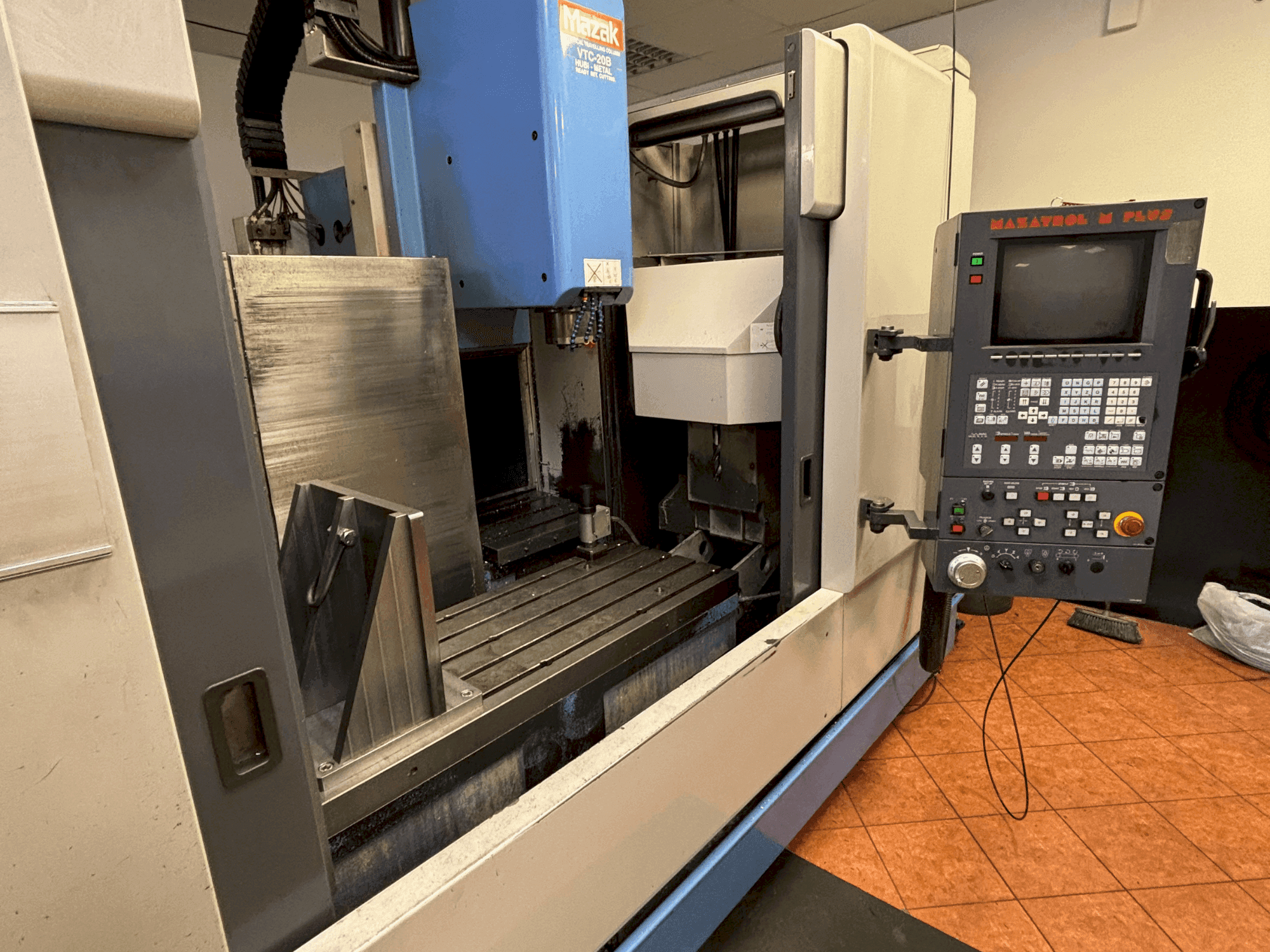 Vista Frontal da Mazak VTC-20B máquina