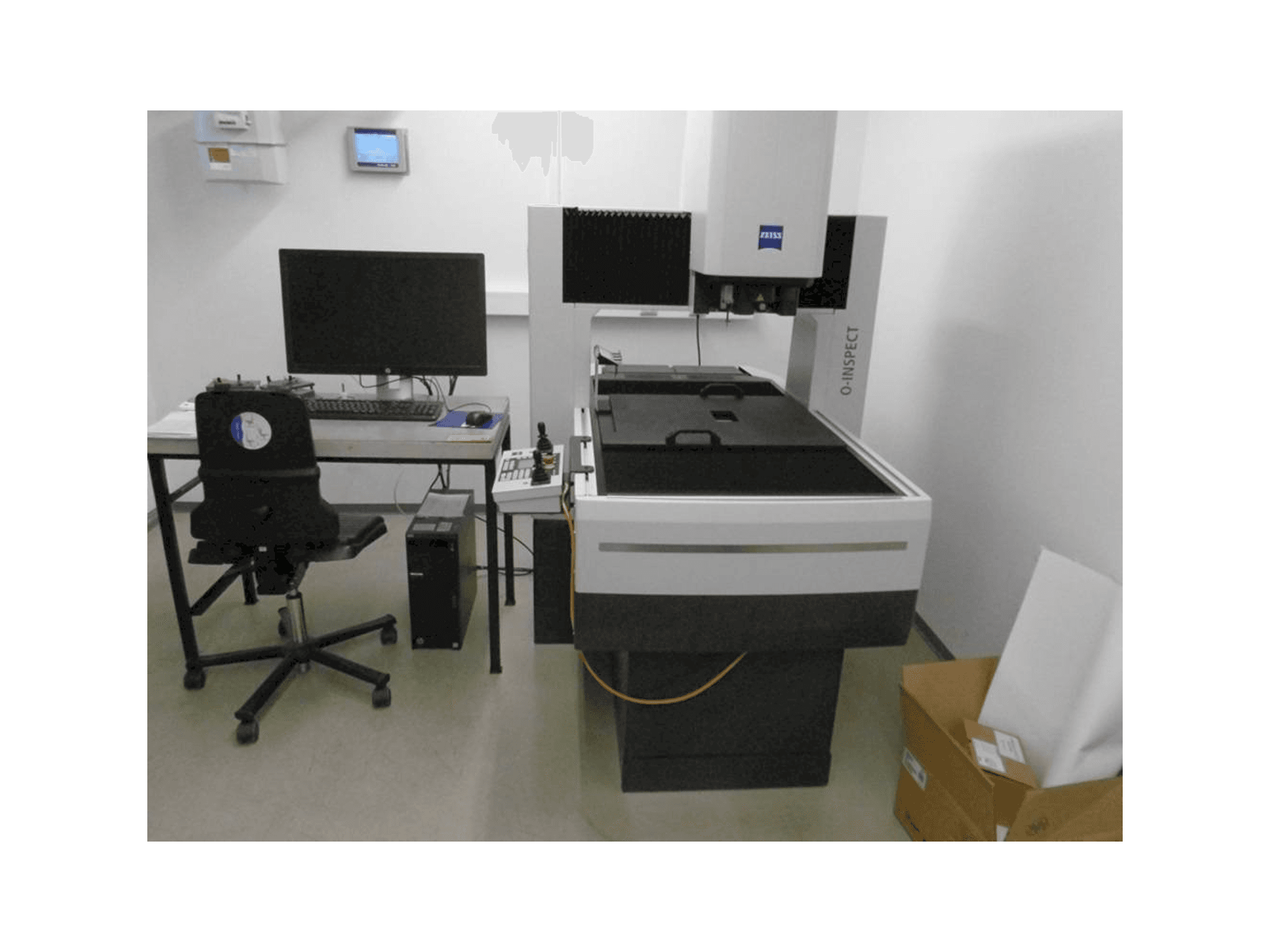 Vista Frontal da ZEISS O-Inspect 543 máquina