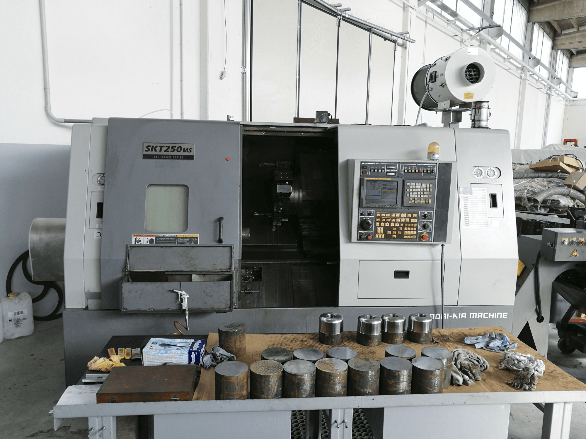 Vista Frontal da Hyundai Kia SKT 250 MS máquina