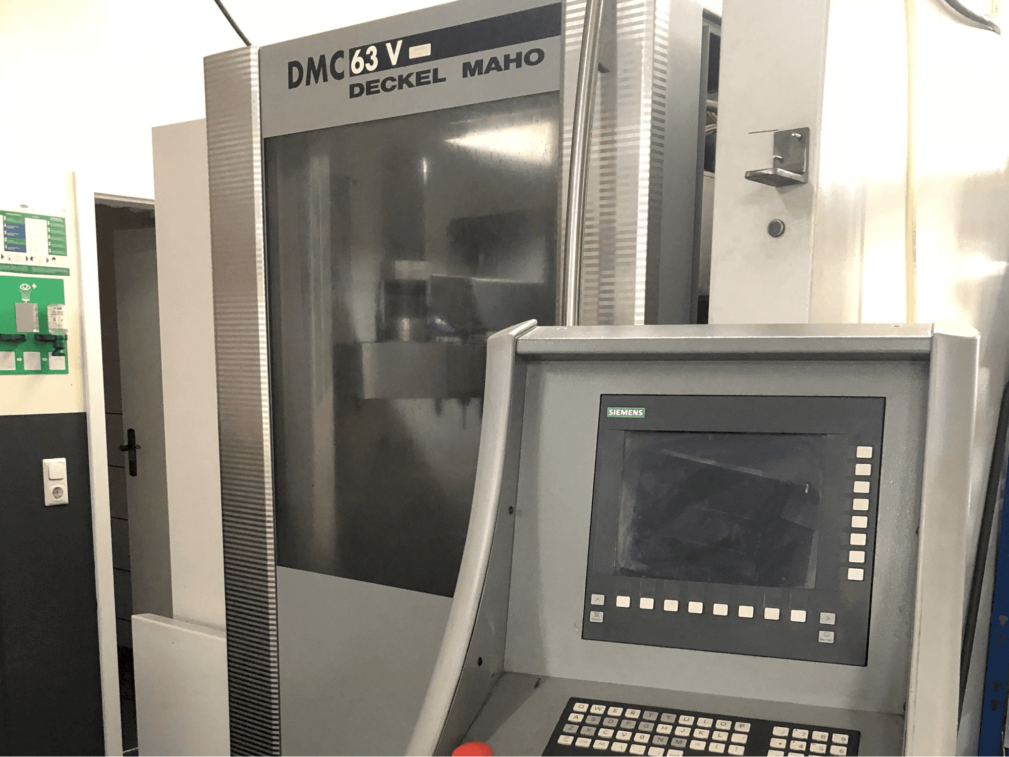 Vista Direita da DECKEL MAHO DMC 63V máquina