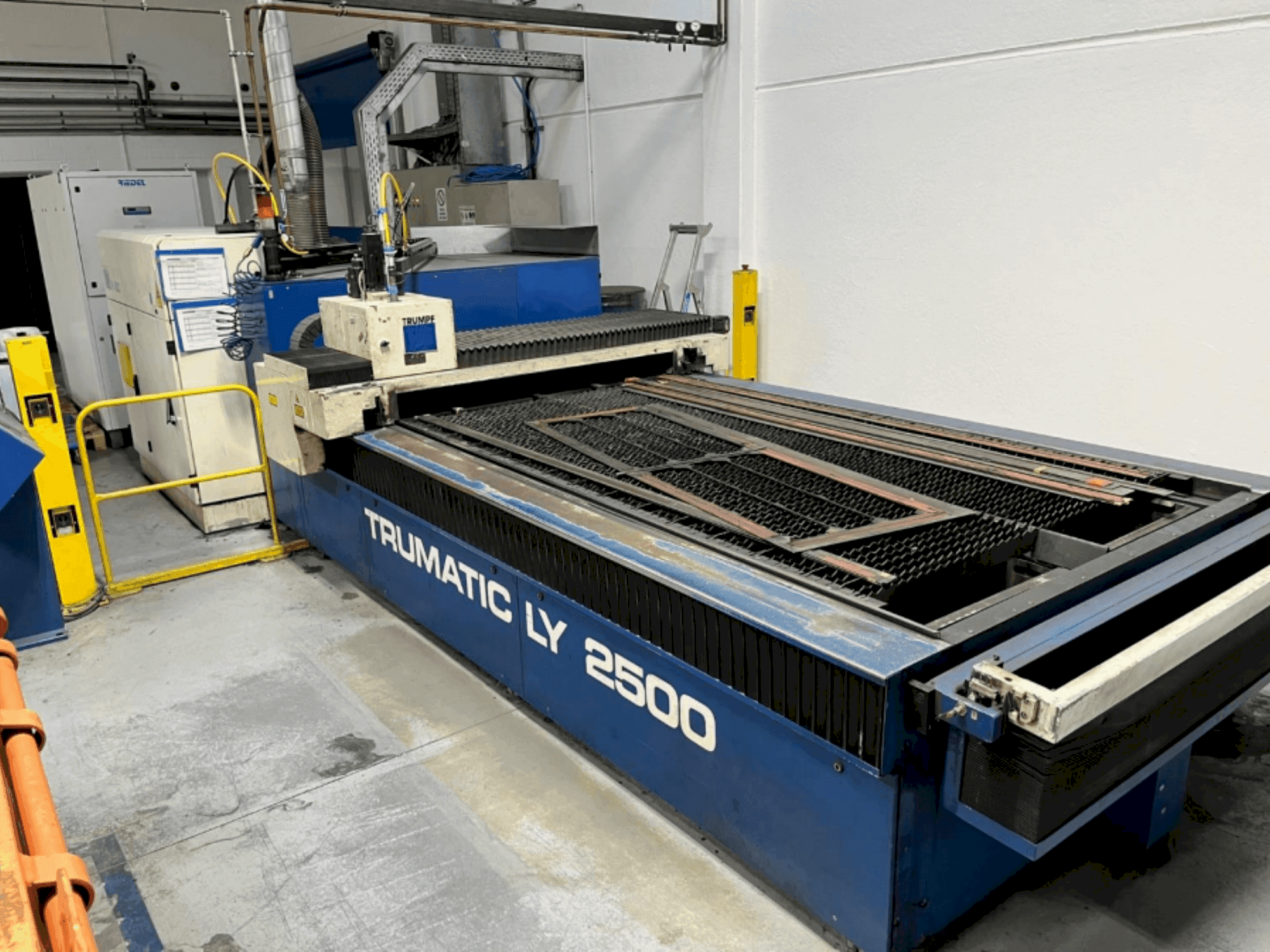 Vista Frontal da TRUMPF Trumatic LY2500 máquina