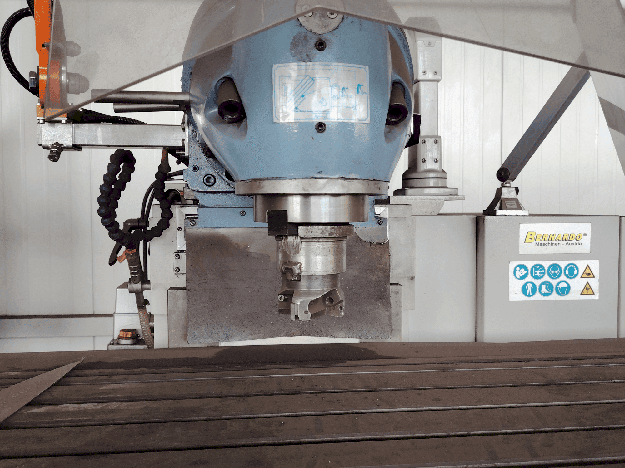 Vista Frontal da Bernardo Variomill FU 2000E Servo máquina