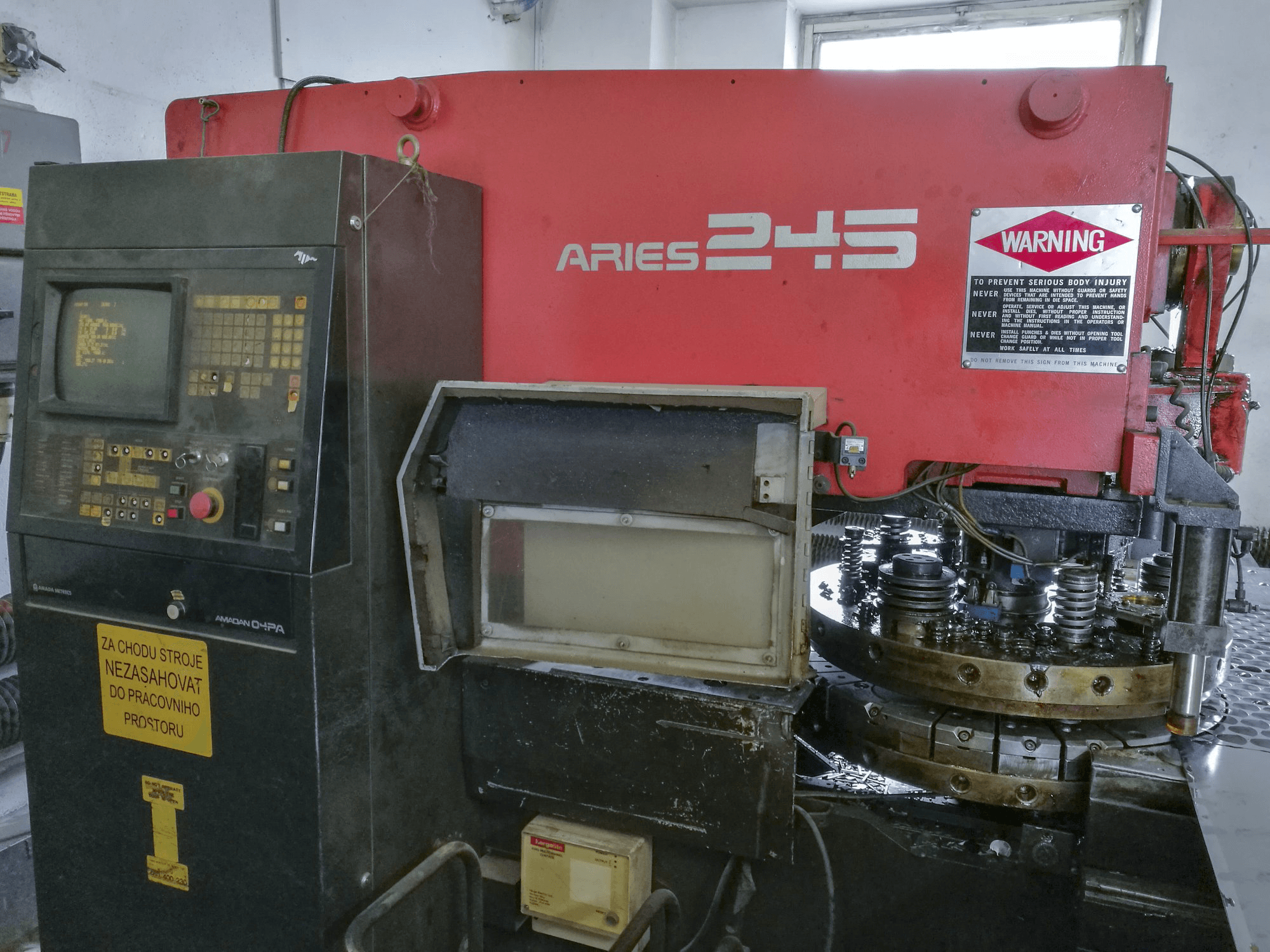 Vista Frontal da AMADA ARIES 245 máquina