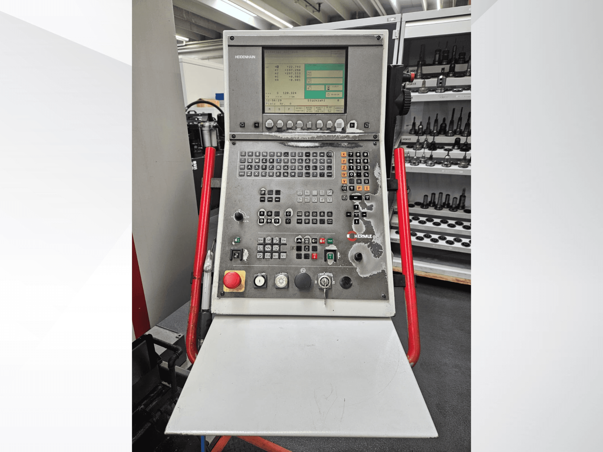 Painel de controlo do Centro de Maquinação Universal HERMLE C 600 U, vista frontal com botões e ecrã visíveis.