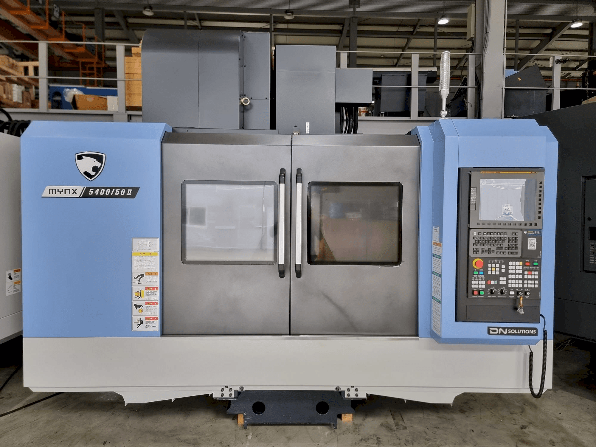 Vista Frontal da DOOSAN MYNX 5400/50 máquina