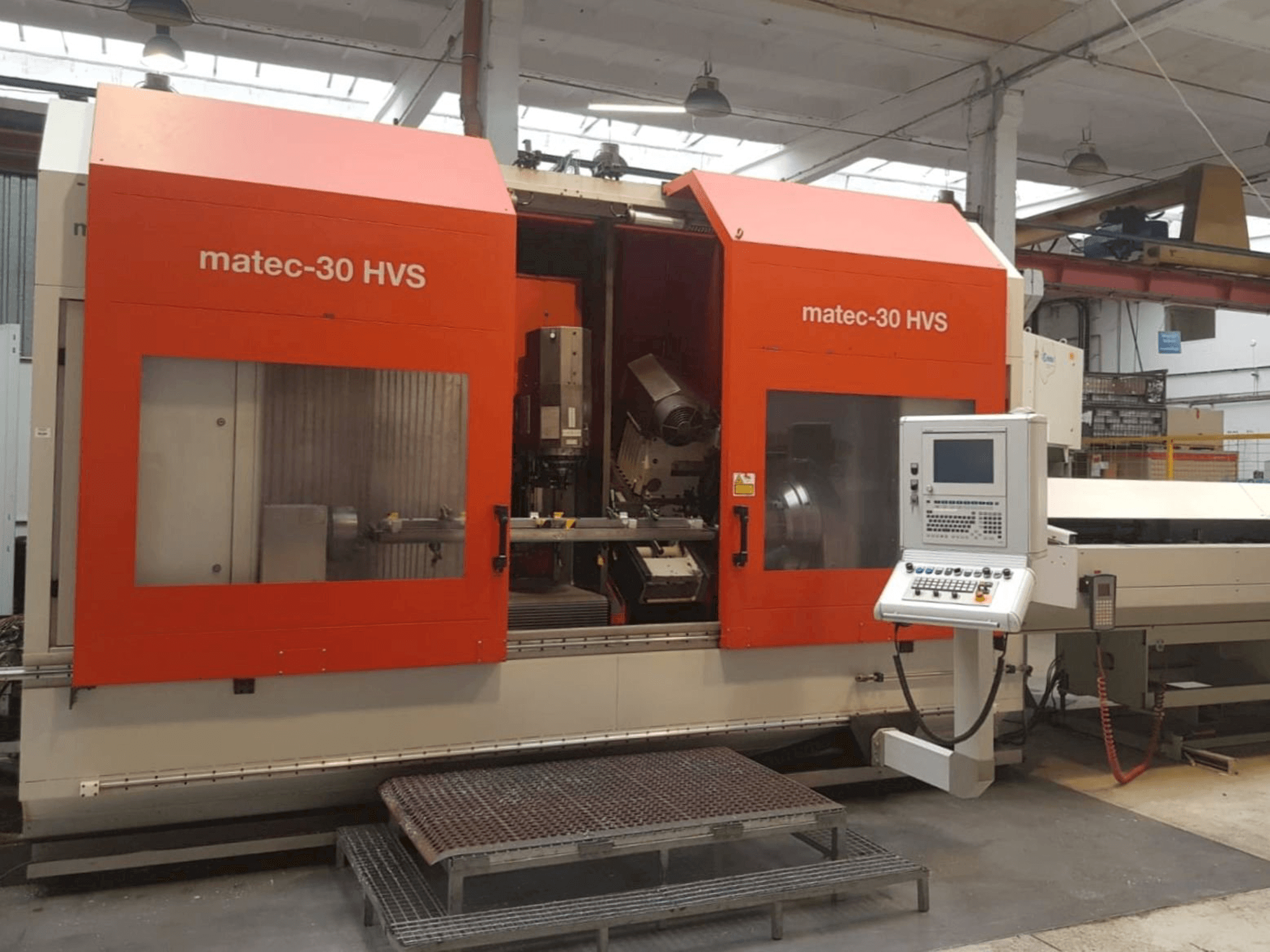 Vista Frontal da Matec 30 HVS máquina