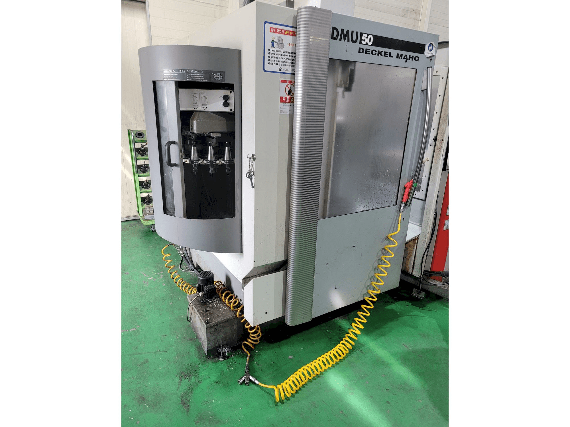 Vista Frontal da DECKEL MAHO DMU 50 máquina