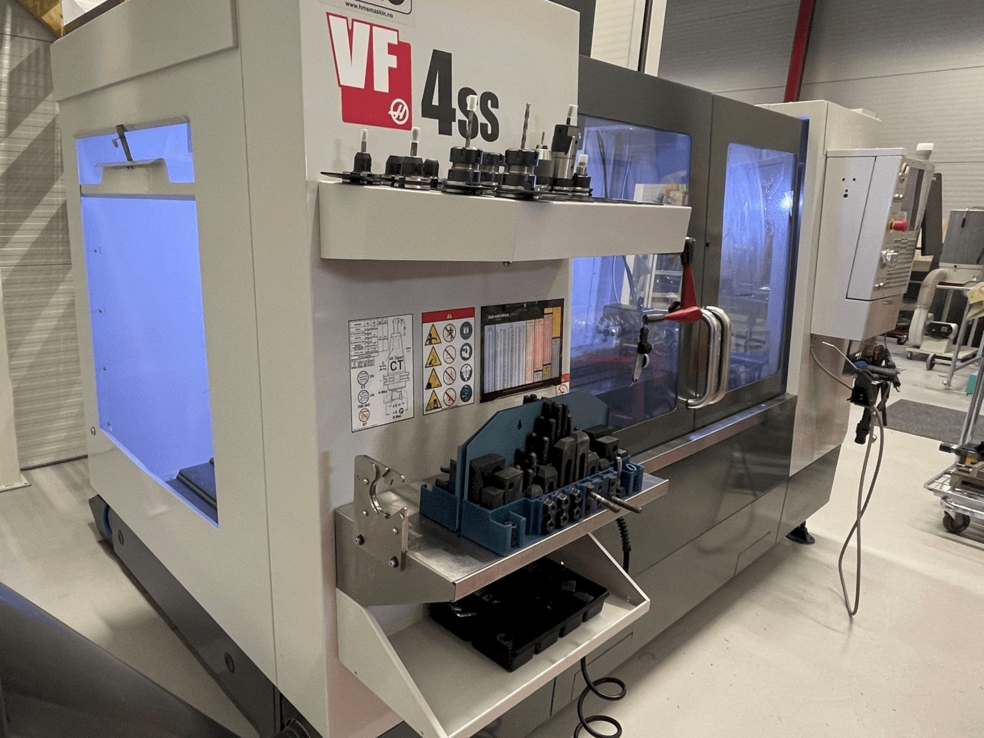 Vista Frontal da HAAS VF 4SS máquina