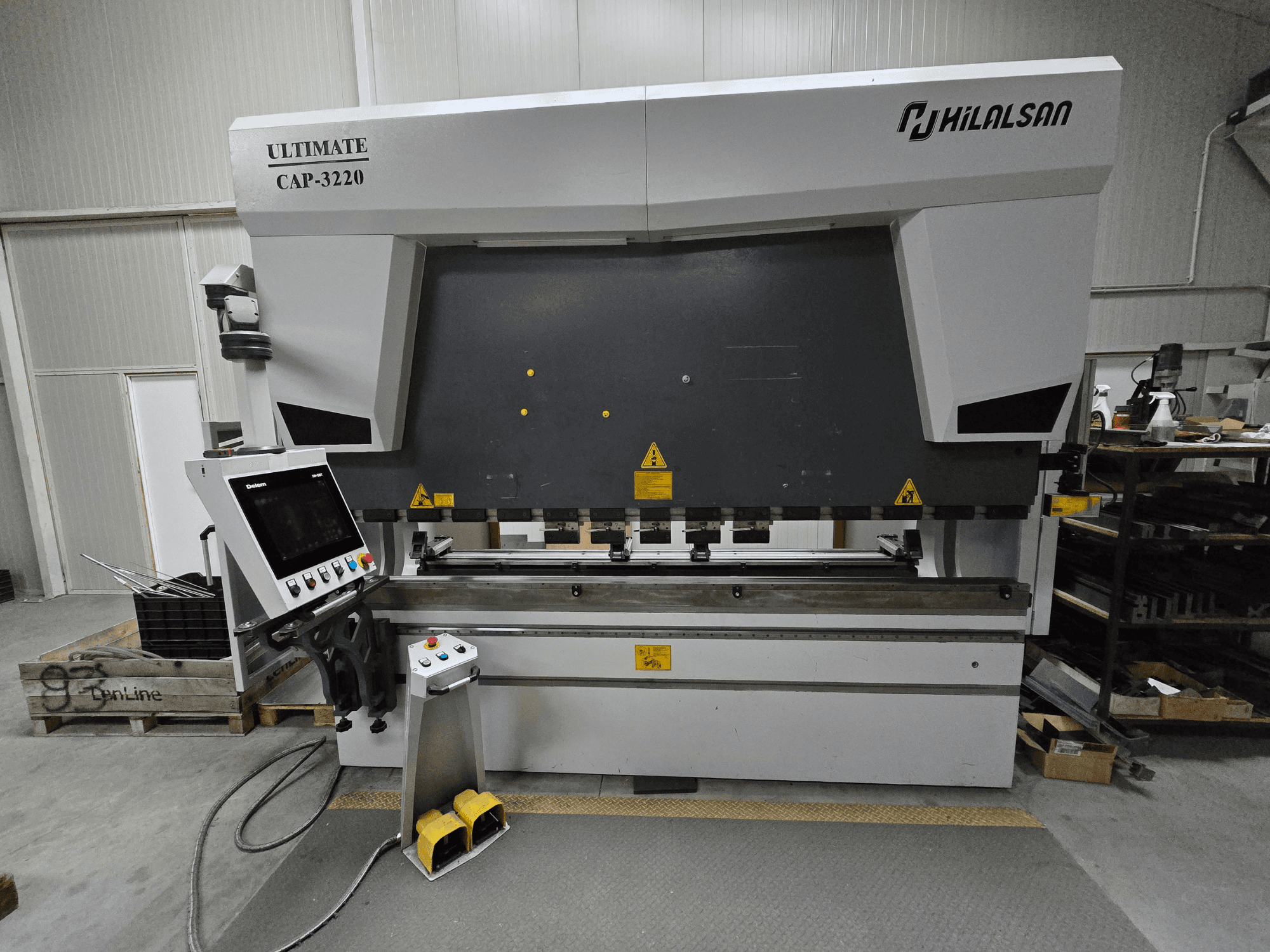 Ultimate CAP-3220 da Hilalsan, vista frontal de uma máquina de dobrar metais com painel de controlo e pedais visíveis.