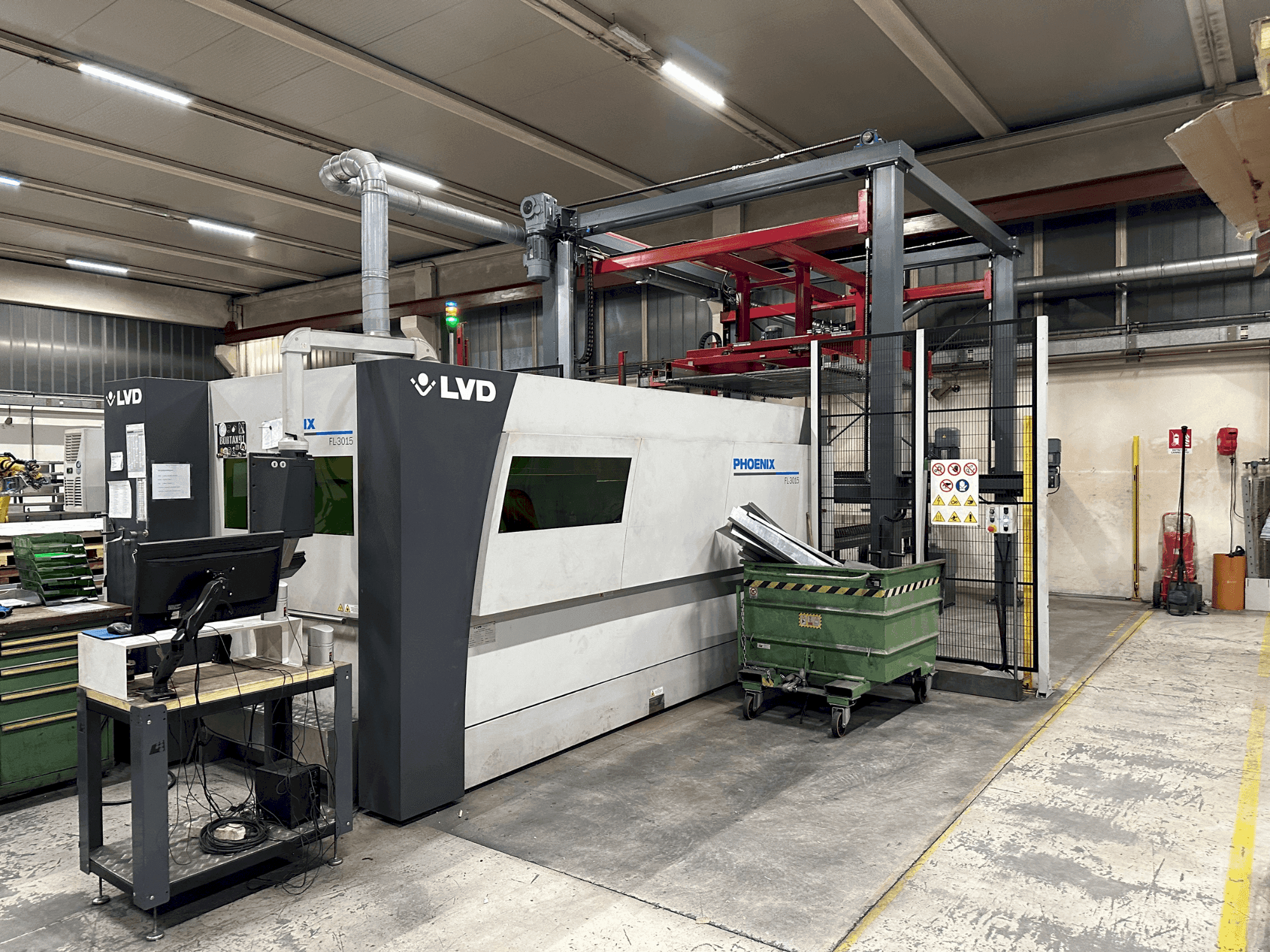 Vista Frontal da LVD Phoenix FL 3015 máquina