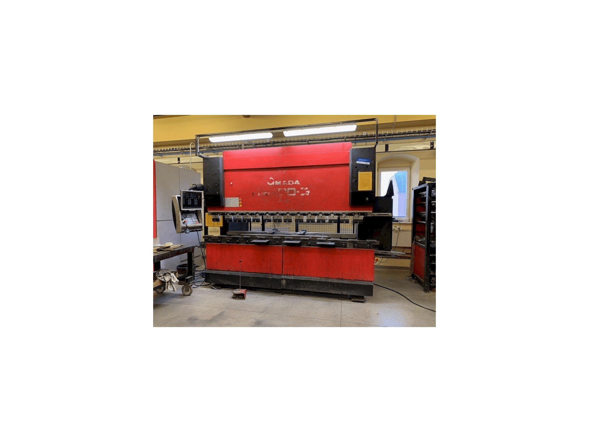 Vista Frontal da AMADA HFE 100-3 máquina