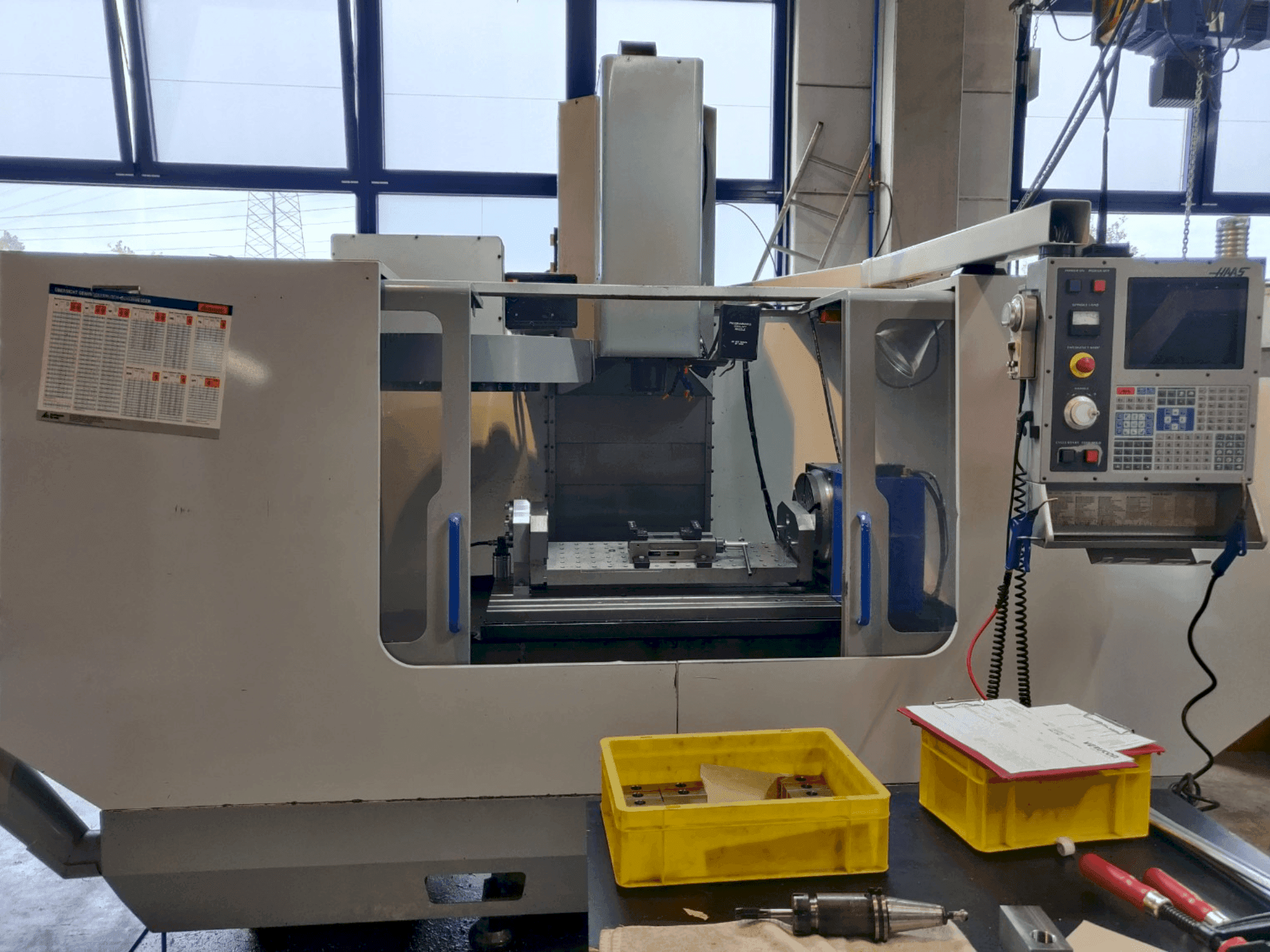 Vista Frontal da MIKRON VCE 1300/40 (2001) máquina