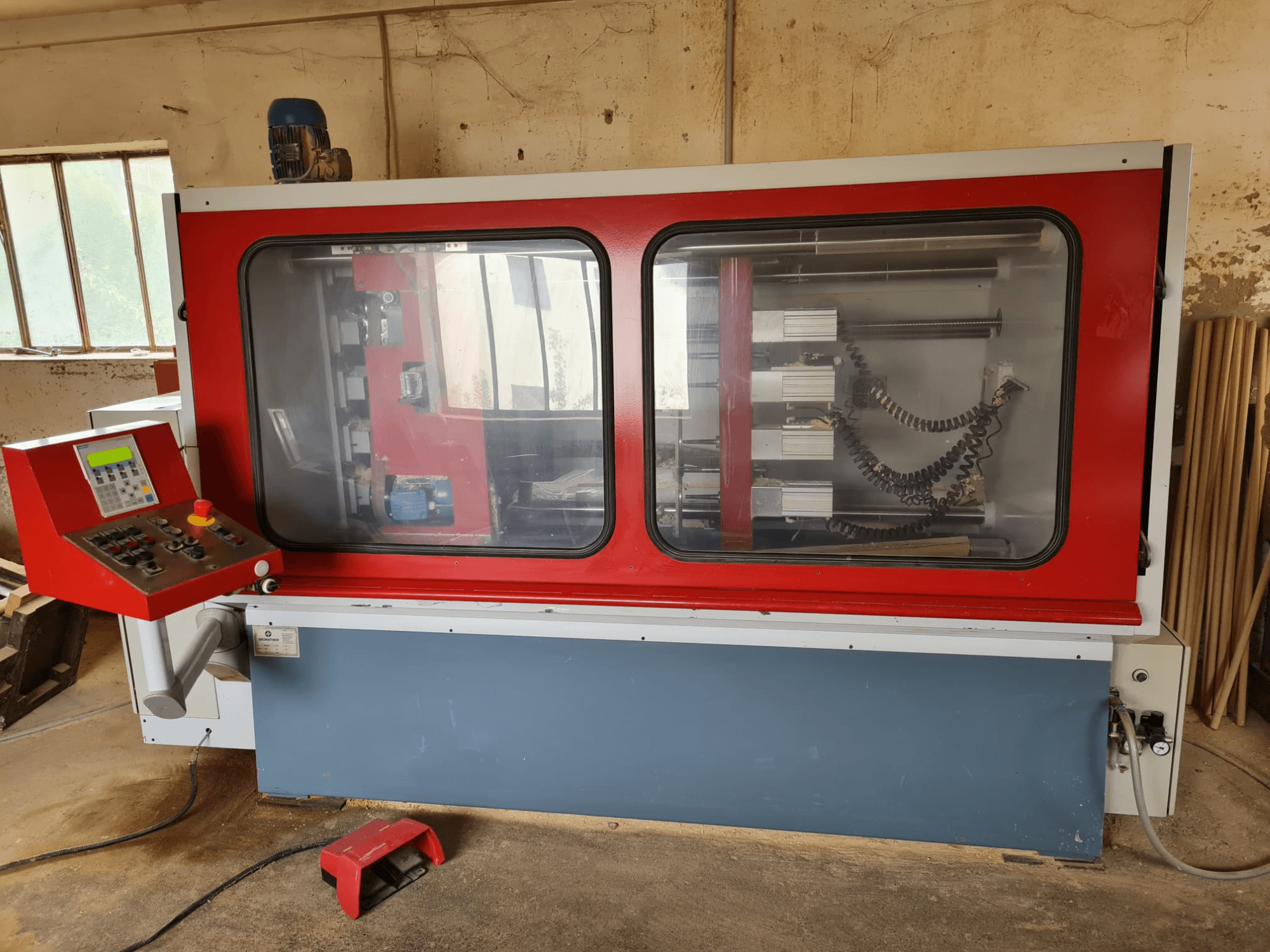 Moinho de madeira WEIRATHER KS1300/4 em vista frontal, com um painel de controlo, caixa transparente e componentes internos visíveis.