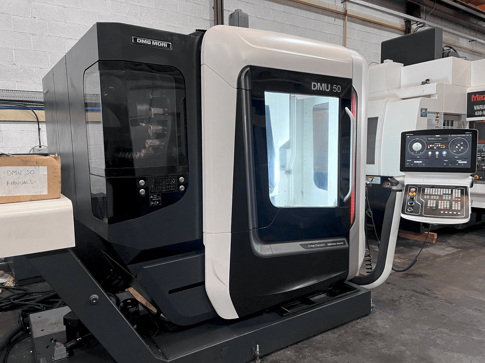 Vista Frontal da DMG DMU 50 máquina