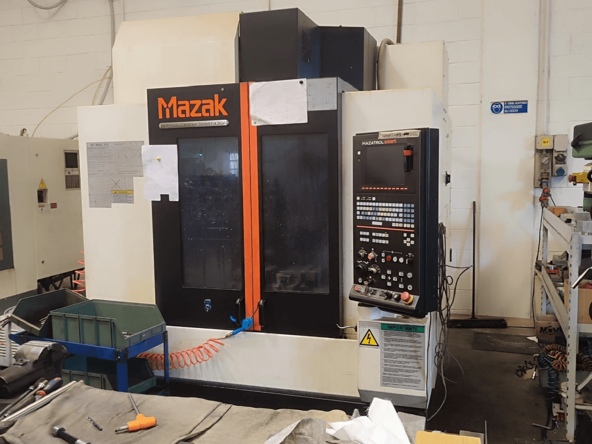 Centro de maquinação vertical Mazak VCS 430A, vista frontal mostrando o painel de controlo e detalhes operacionais em ambiente de oficina.