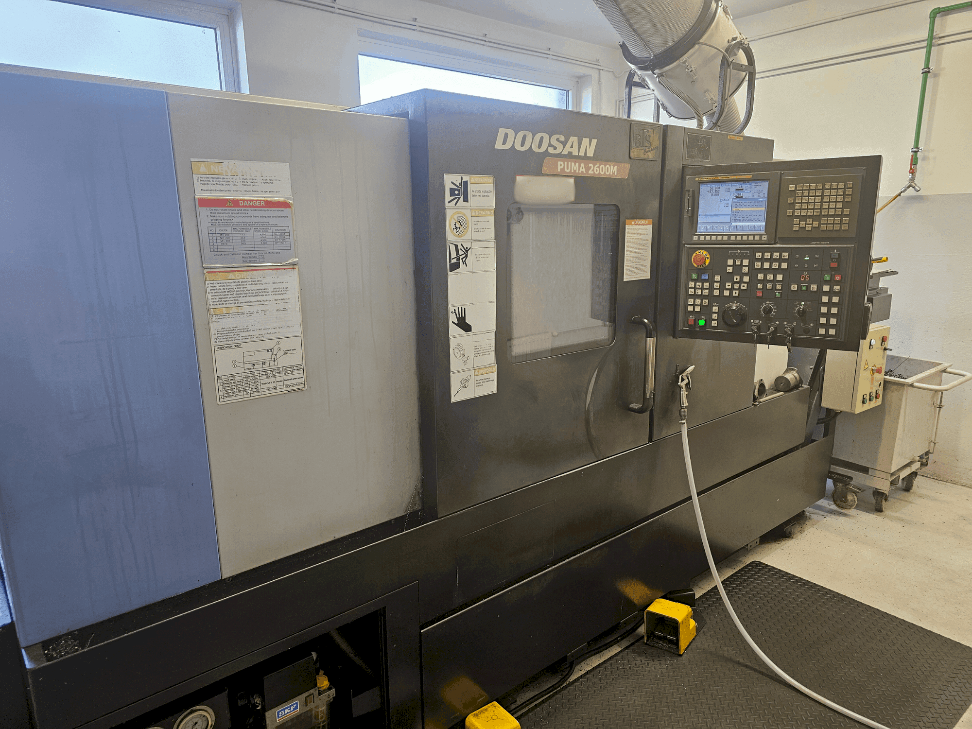 Vista Frontal da DOOSAN Puma 2600M máquina