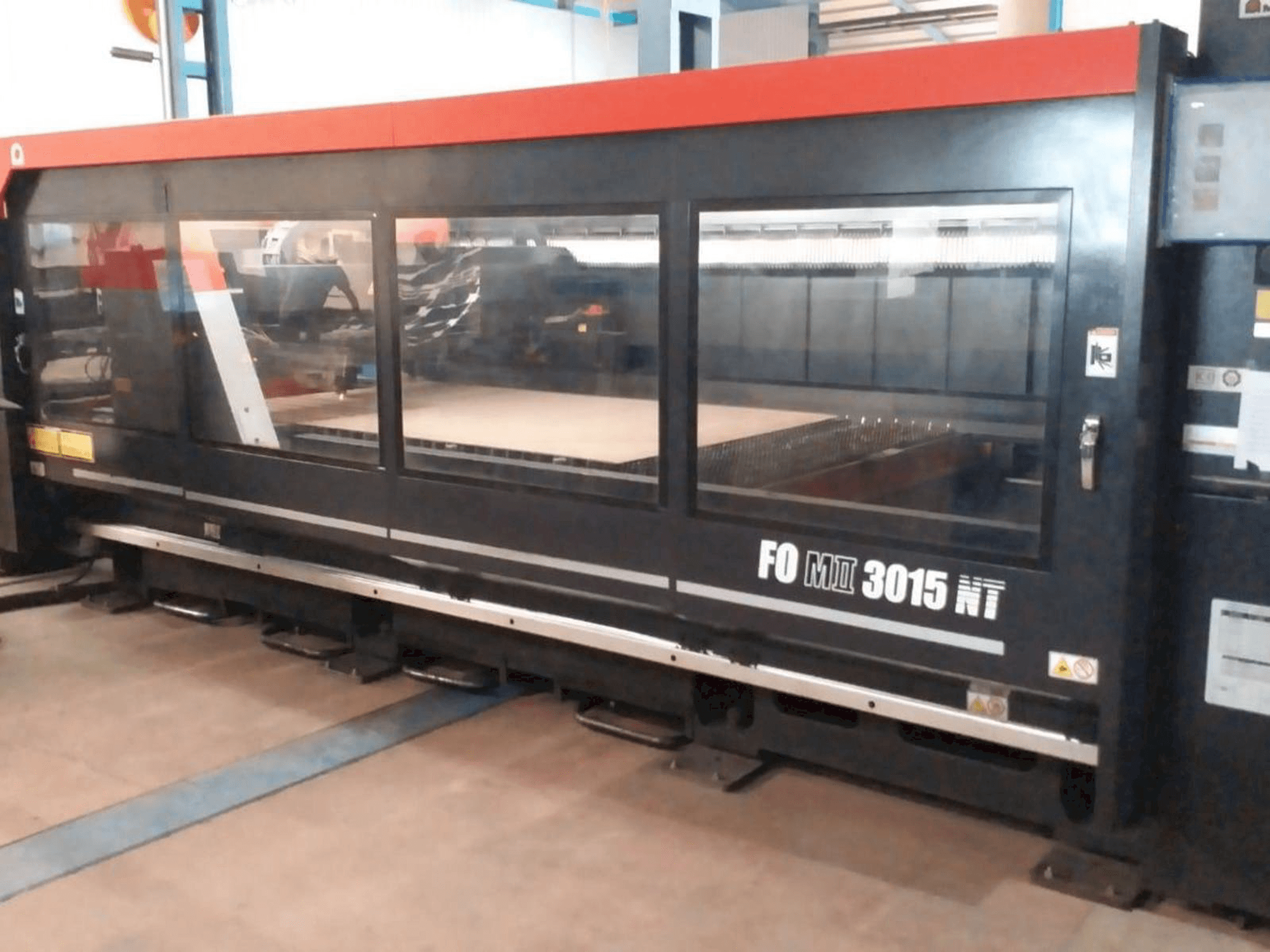 Vista Frontal da AMADA F0M2 3015 MT máquina