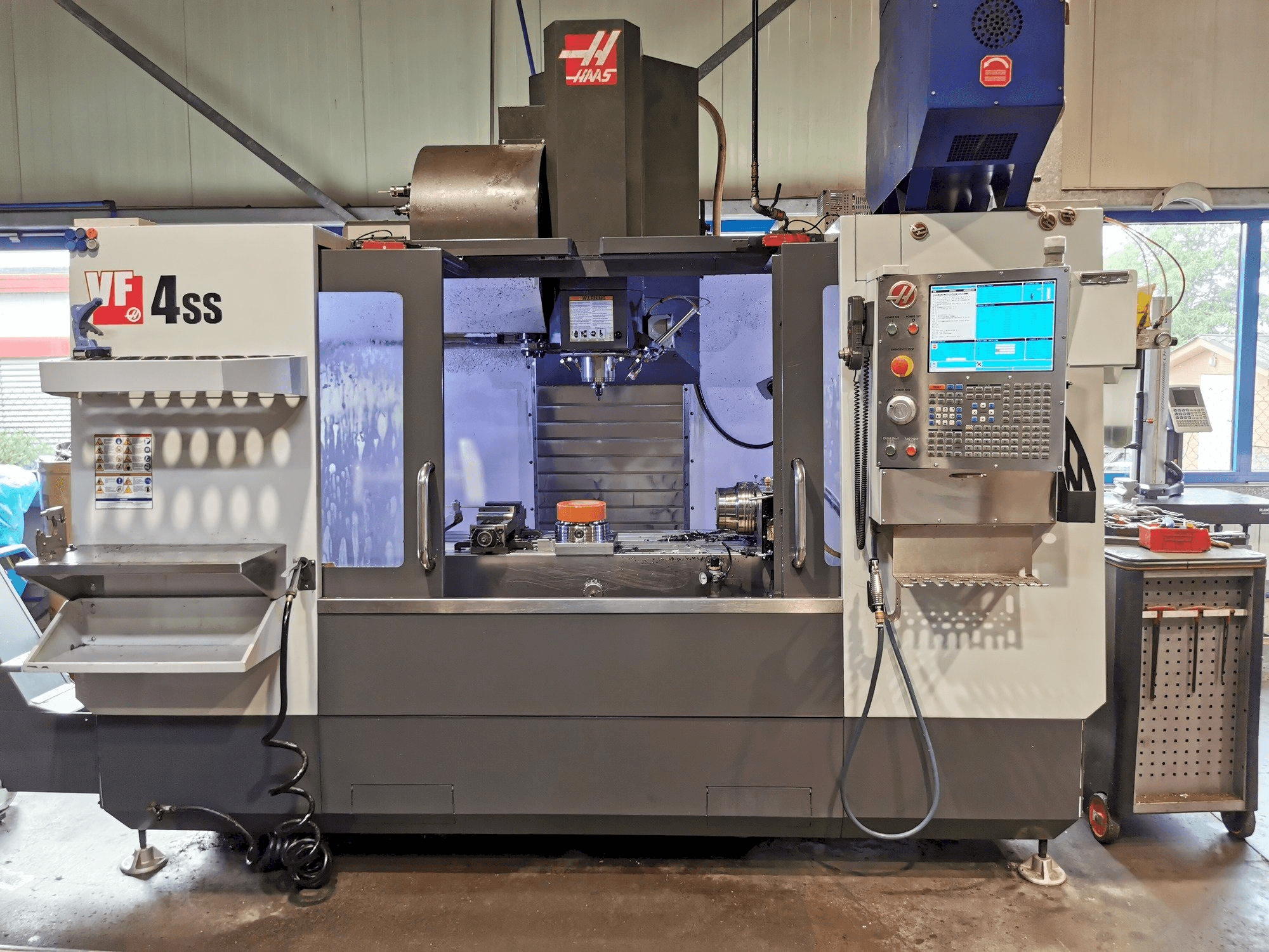 Vista Frontal da HAAS VF-4SS máquina