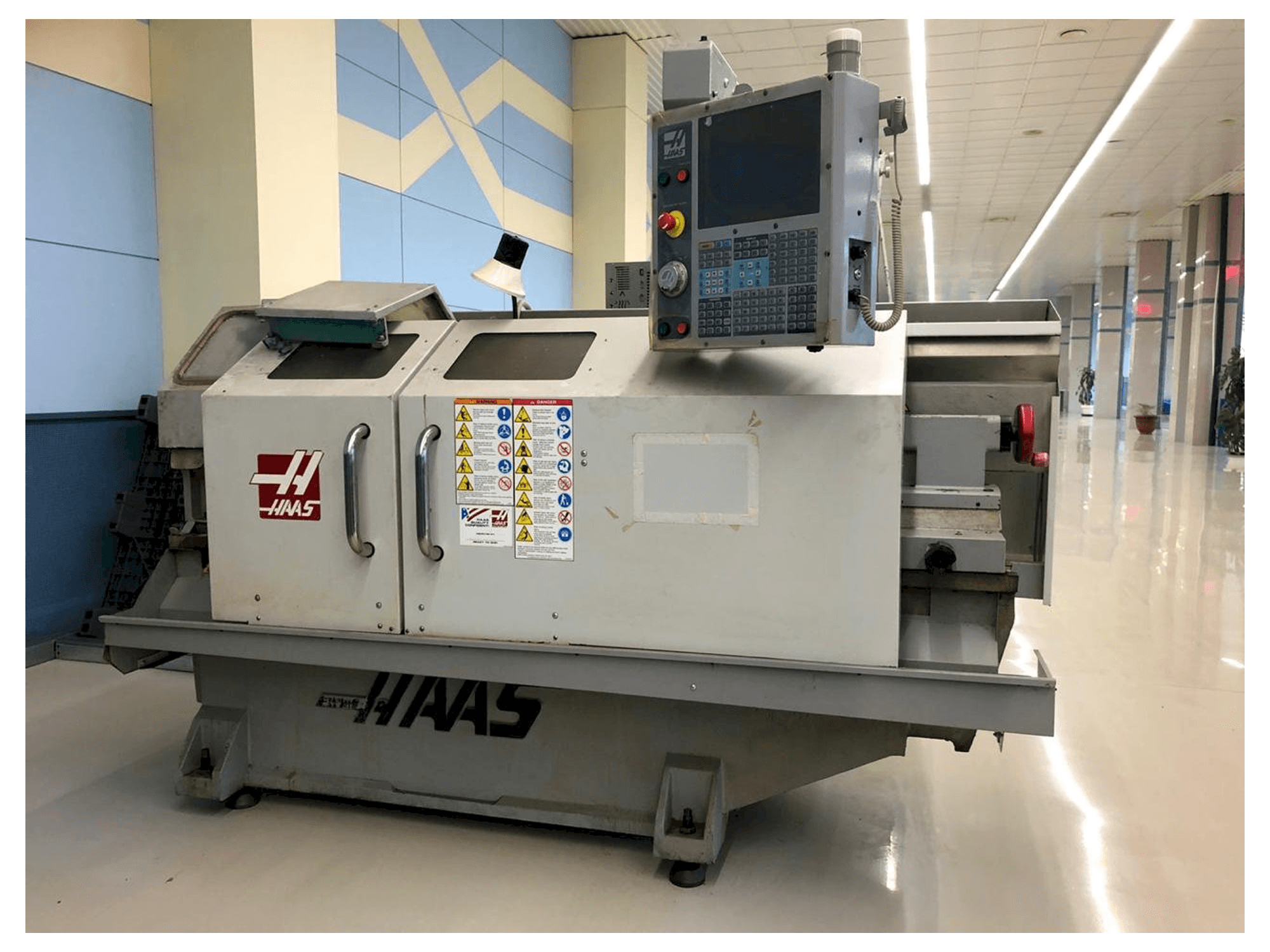 Vista Frontal da HAAS TL-2HE máquina