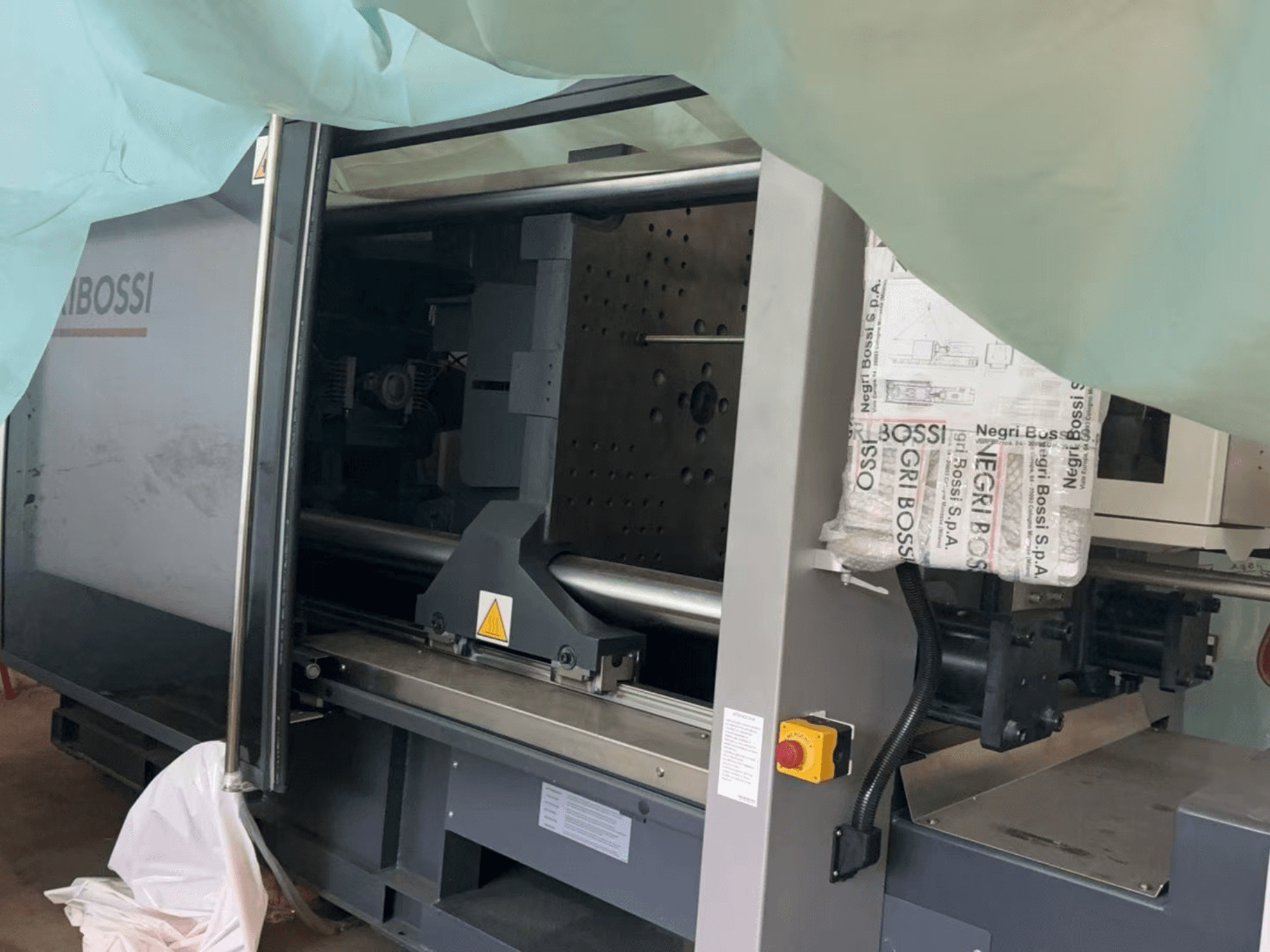 Máquina de moldagem por injeção eléctrica Negri Bossi NOVA e350T H1550, vista lateral, mostrando a porta aberta e os componentes internos.