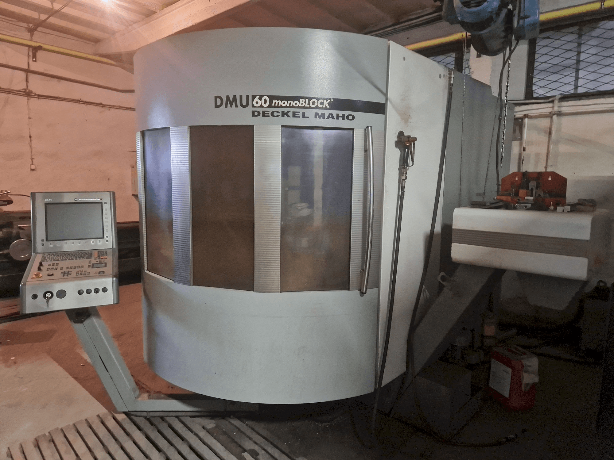 Vista Frontal da DECKEL MAHO DMU 60 monoBLOCK máquina