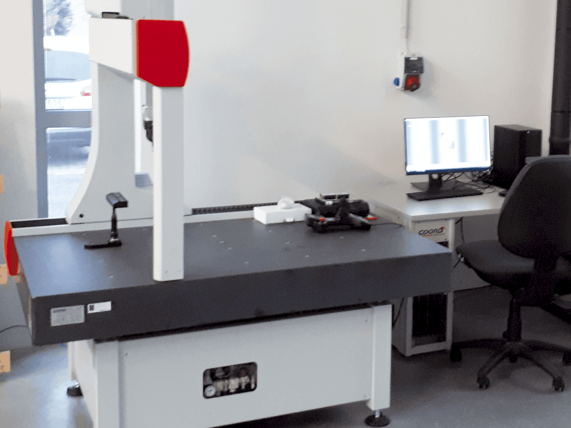 Vista Frontal da Coord3 ARES NT-L 10.7.5 CNC máquina