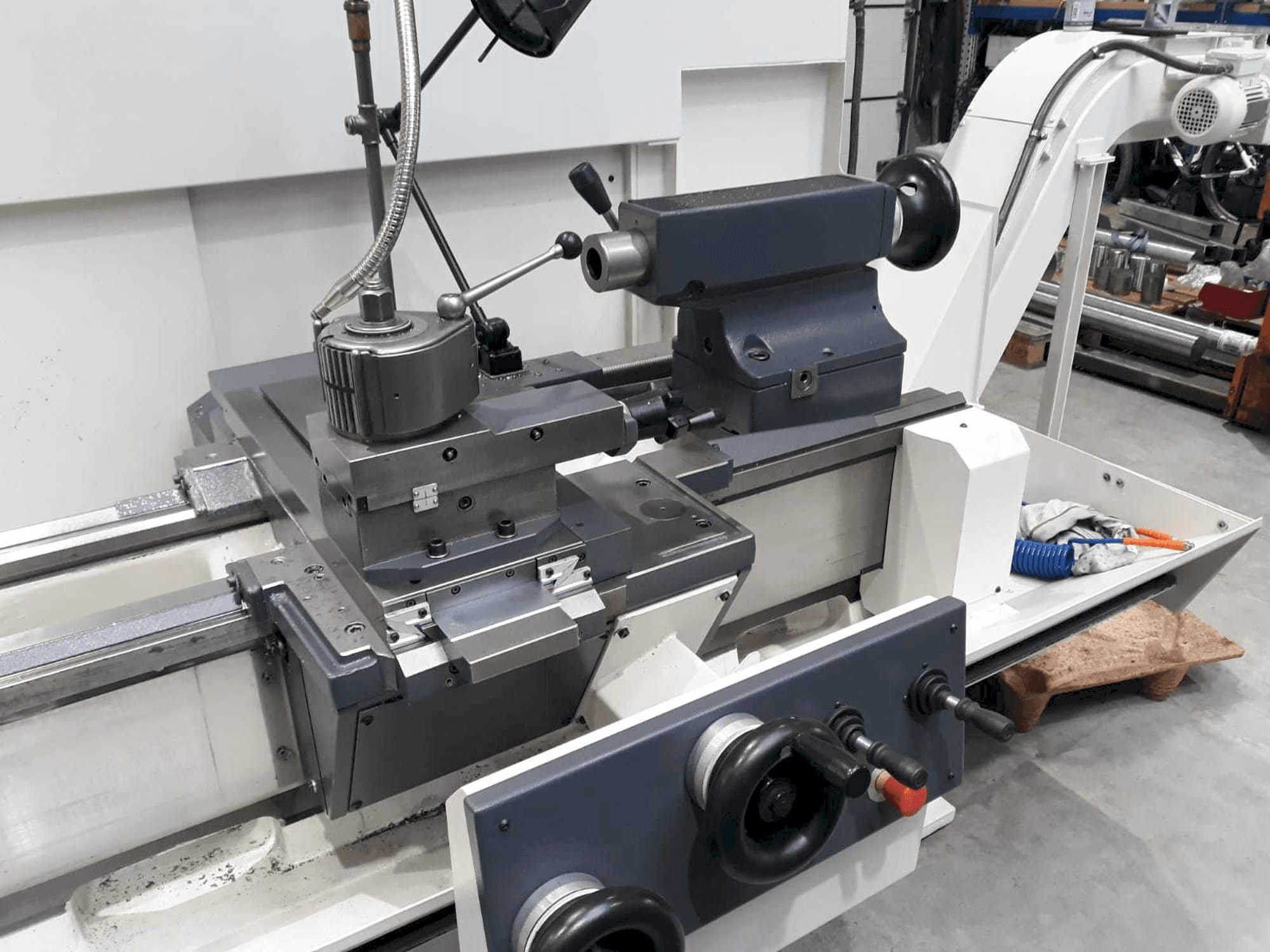 Vista Frontal da BOEHRINGER DUS 560 máquina