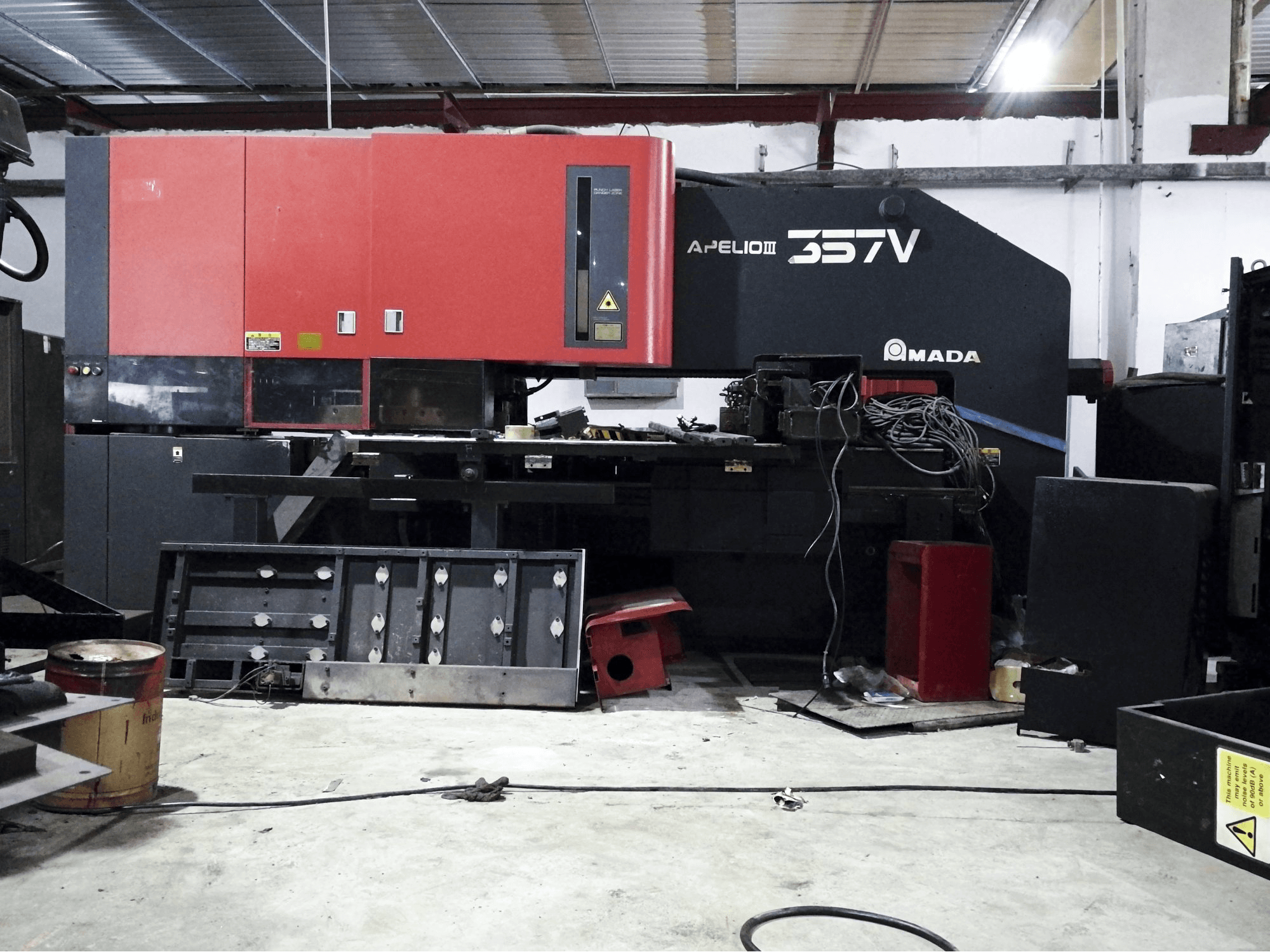 Vista Frontal da AMADA APELIO III-357V máquina