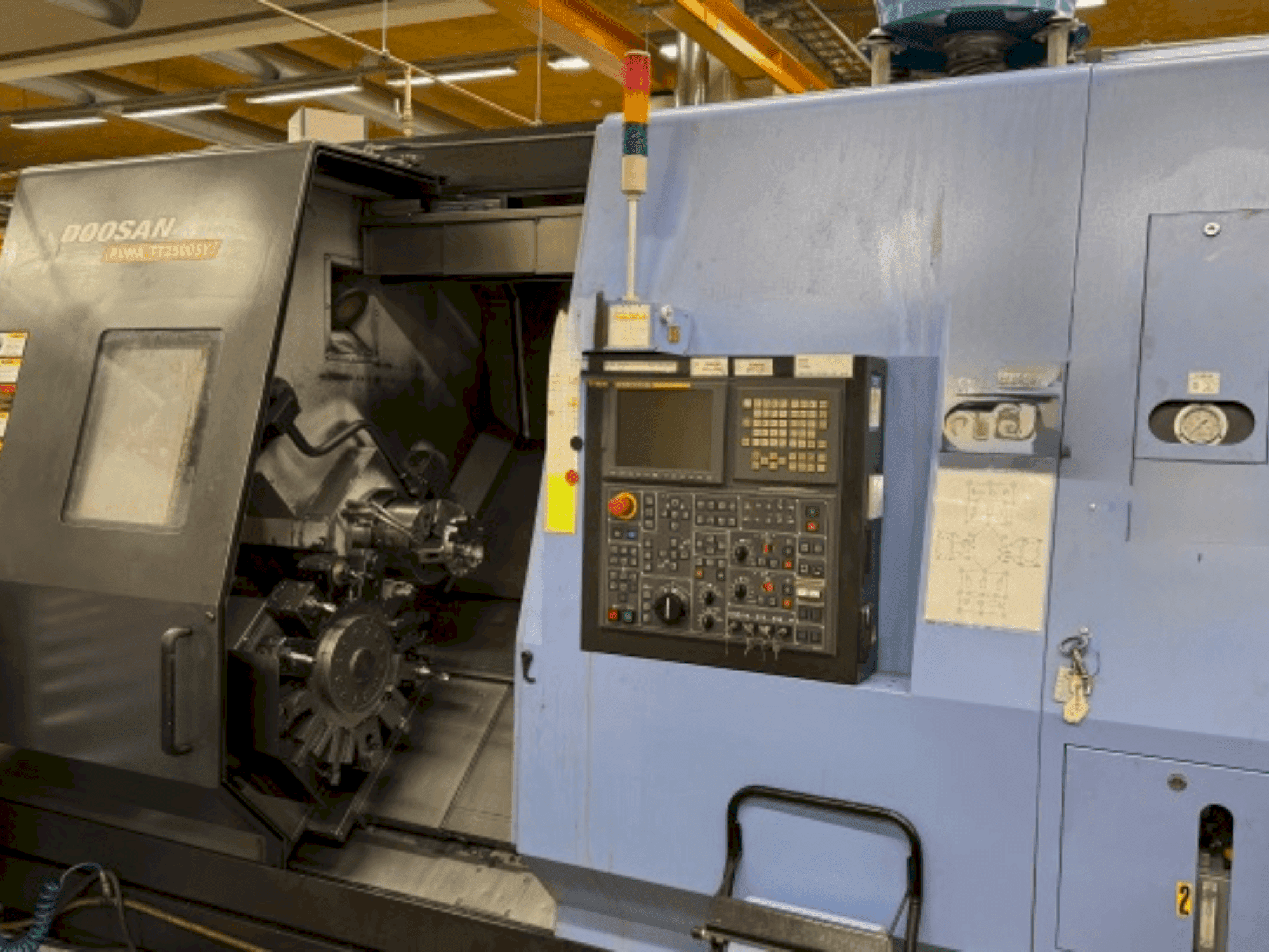 Vista Frontal da DOOSAN Puma TT 2500 SY máquina