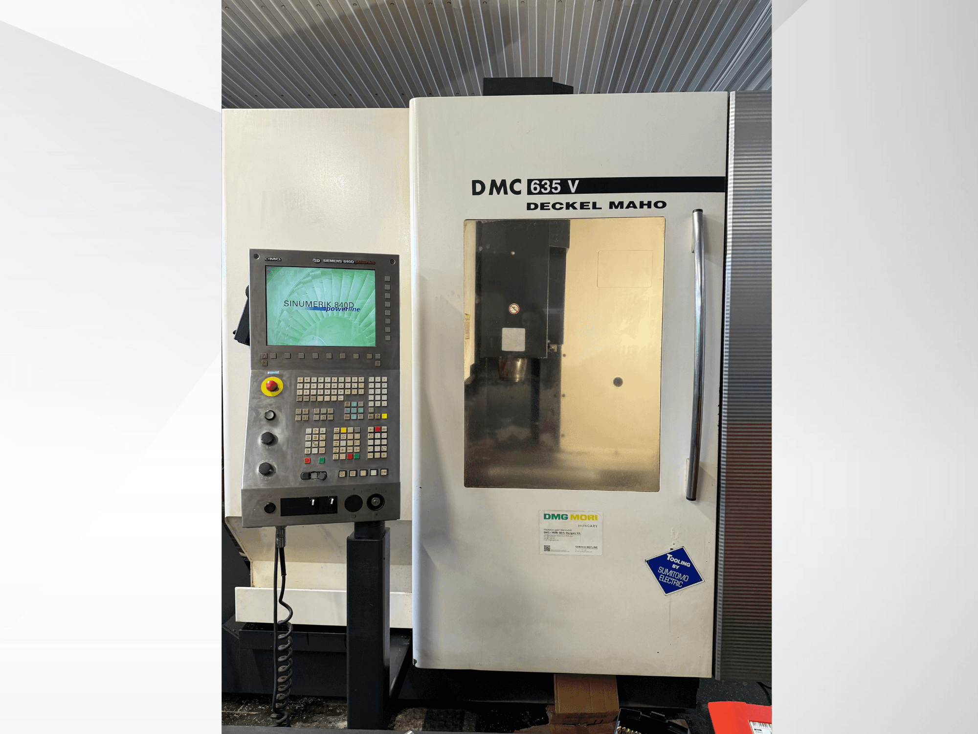 Fresadora DMG Mori DMC 635 V com painel de controlo, vista frontal, com ecrã Sinumerik e vários botões de operação.