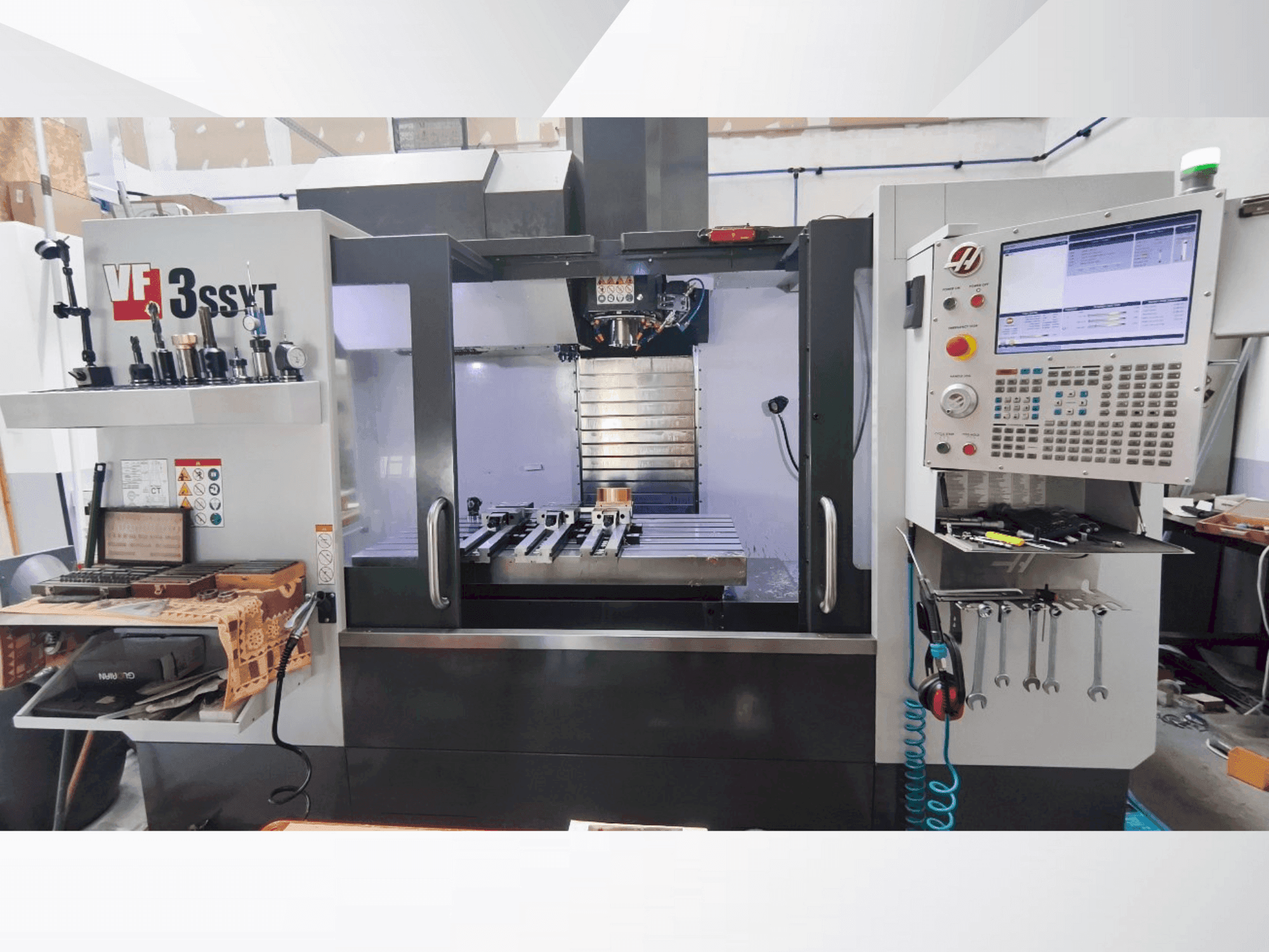 Vista Frontal da HAAS VF-3SSYT with HRT 210 4X máquina