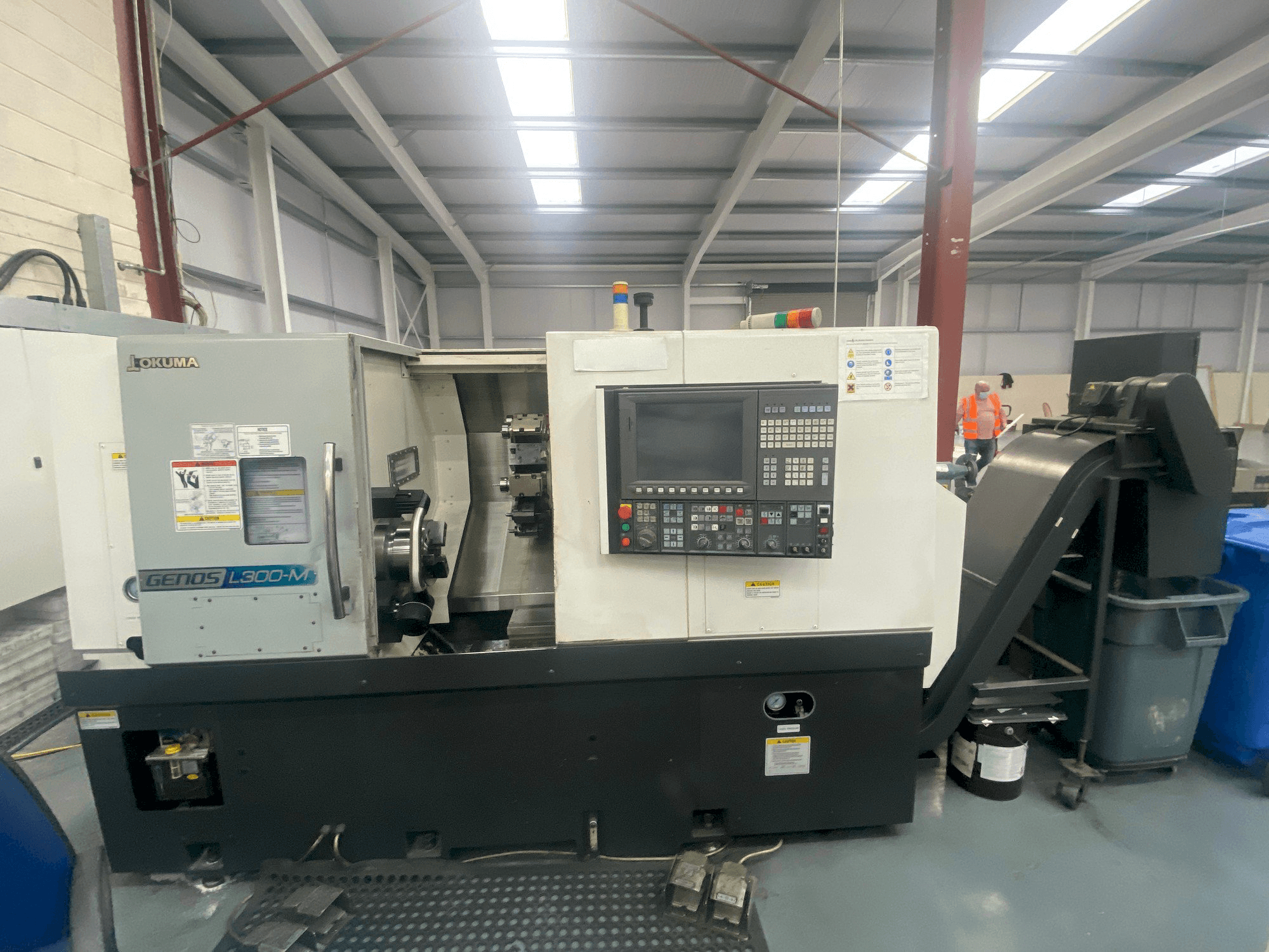 Vista Frontal da Okuma Genos L300MW máquina